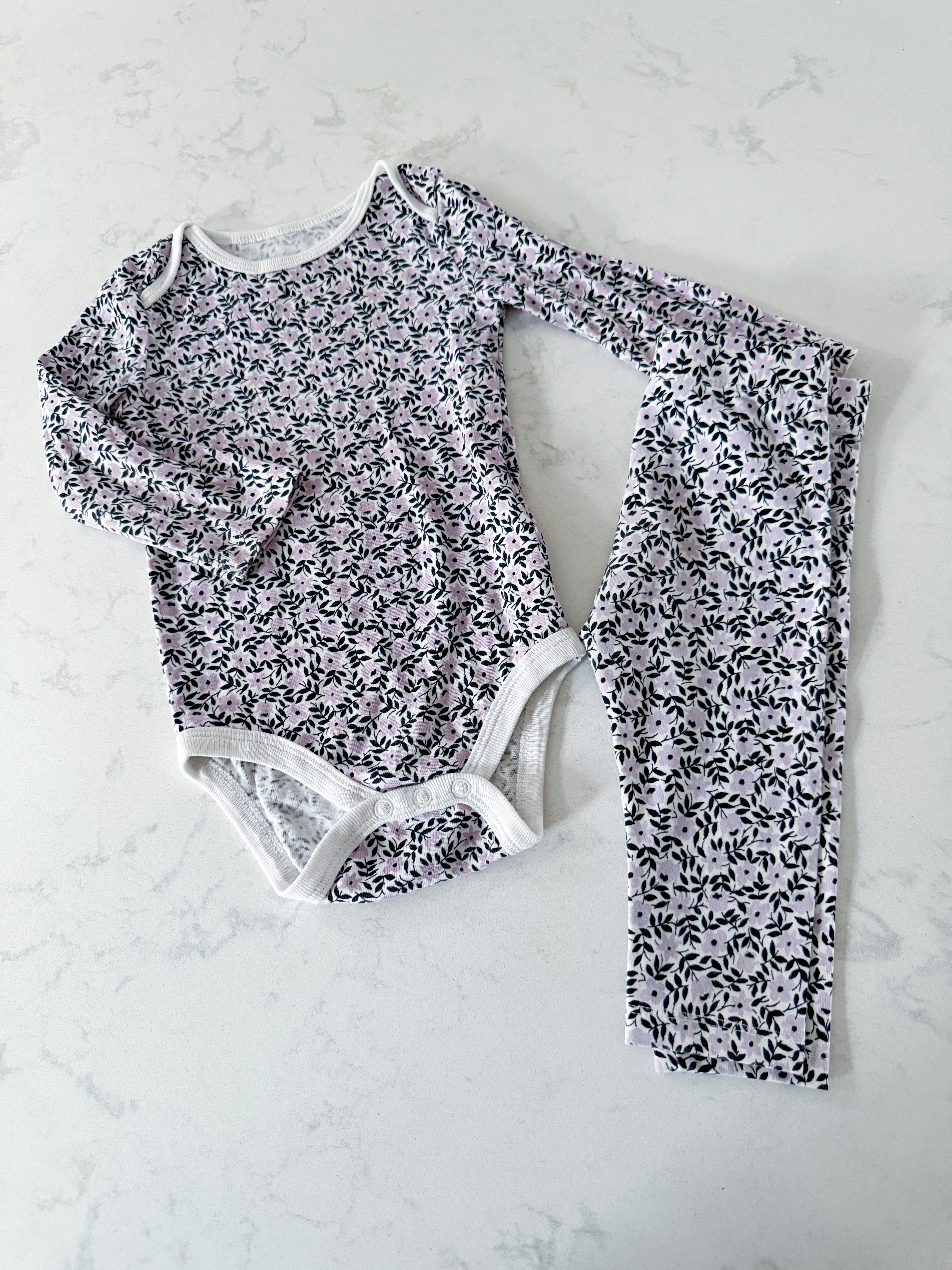Joe Fresh- 6-12m- VGUC- white bodysuit with small purple flowers and matching leggings