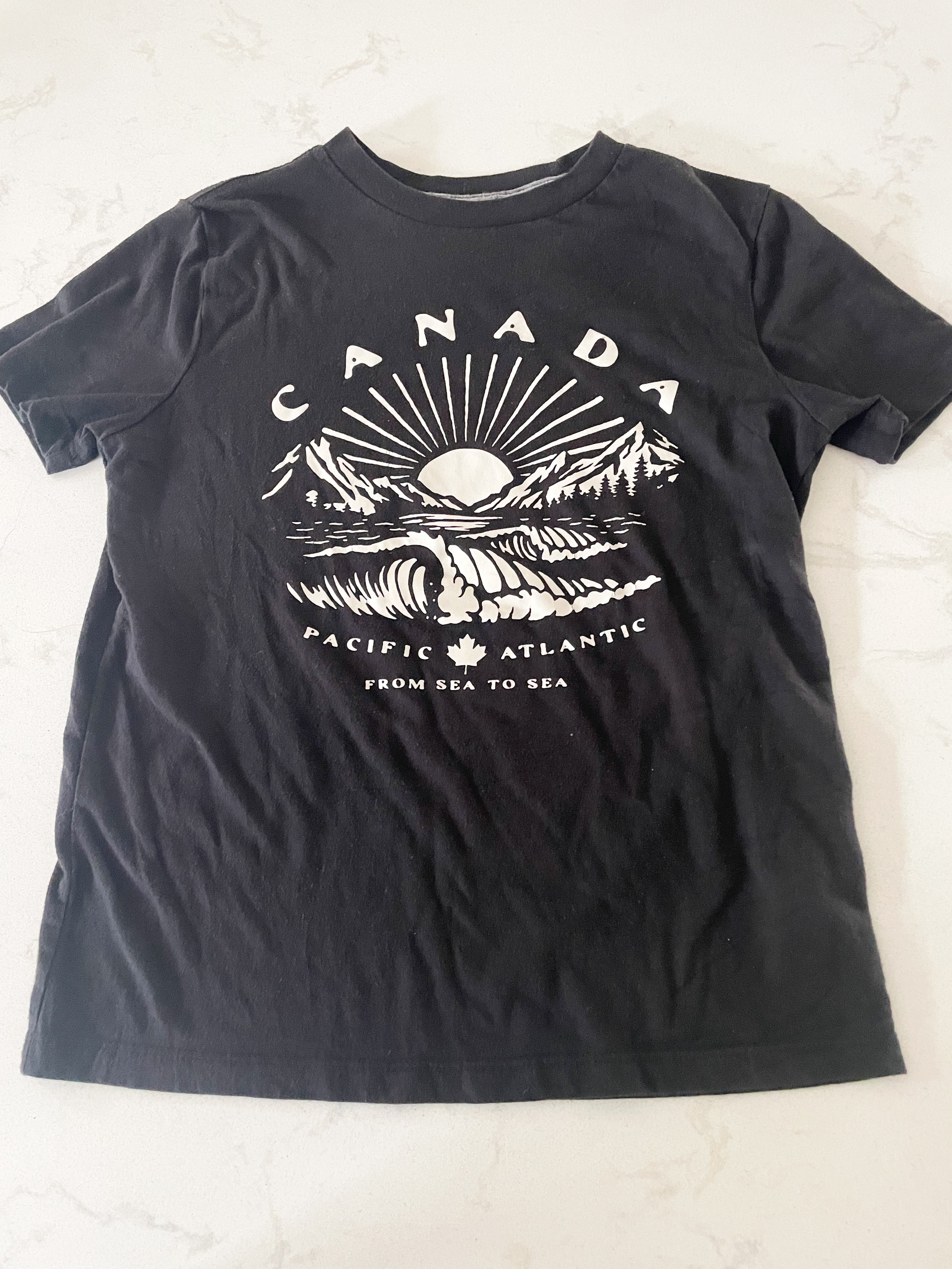 Old Navy-8Y- GUC- black t shirt with Canada graphic