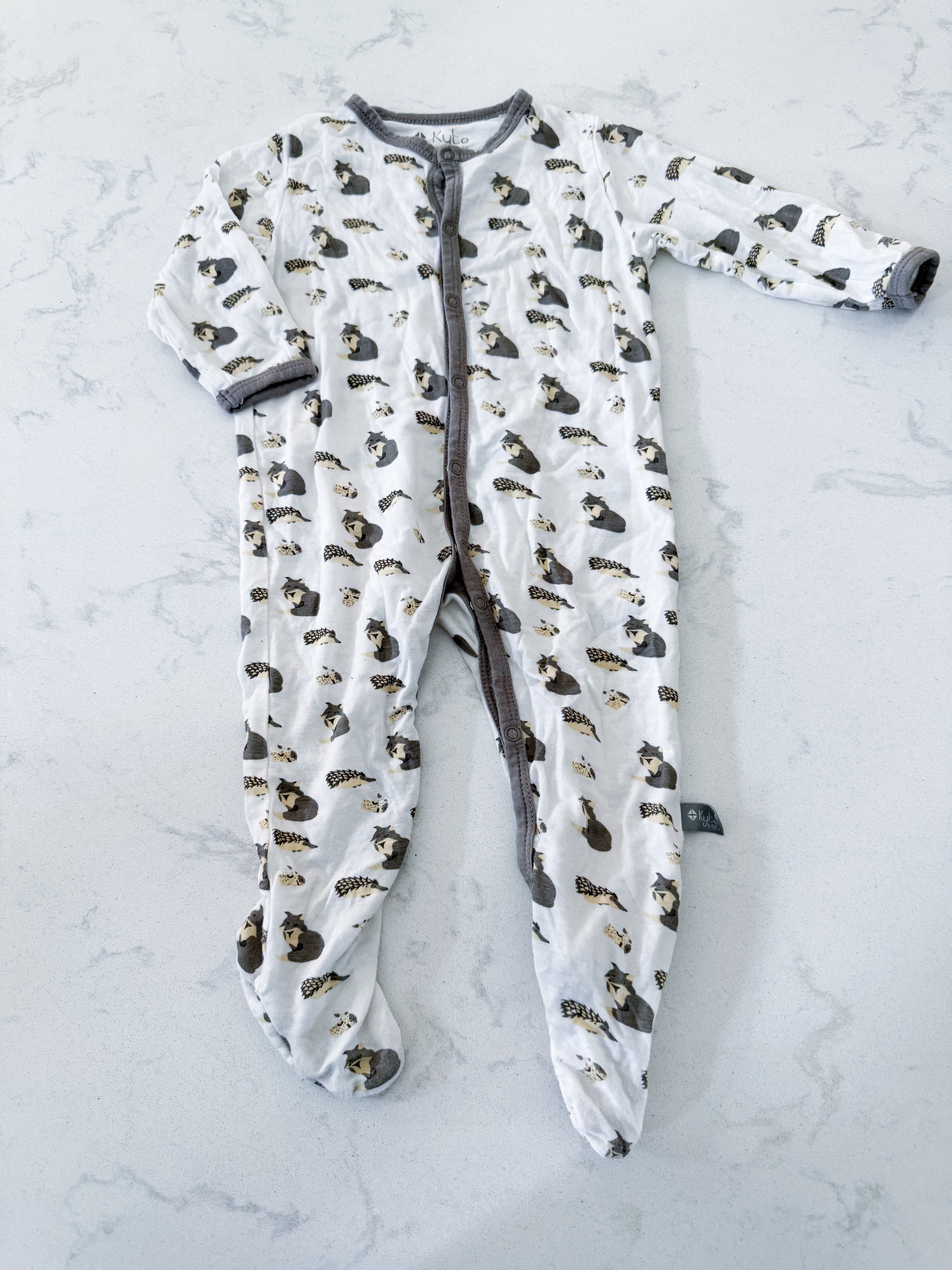Kyte Baby- 3-6m- GUC- white button up footie bamboo jammies with hedgehogs and wolves