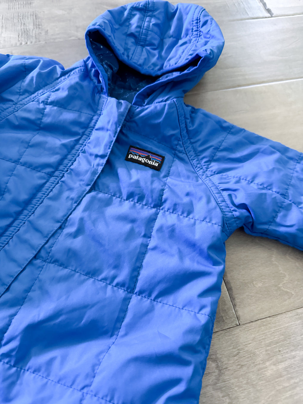 Patagonia- 0m (fits large)- VGUC- blue reversible thin bunting suit with stars