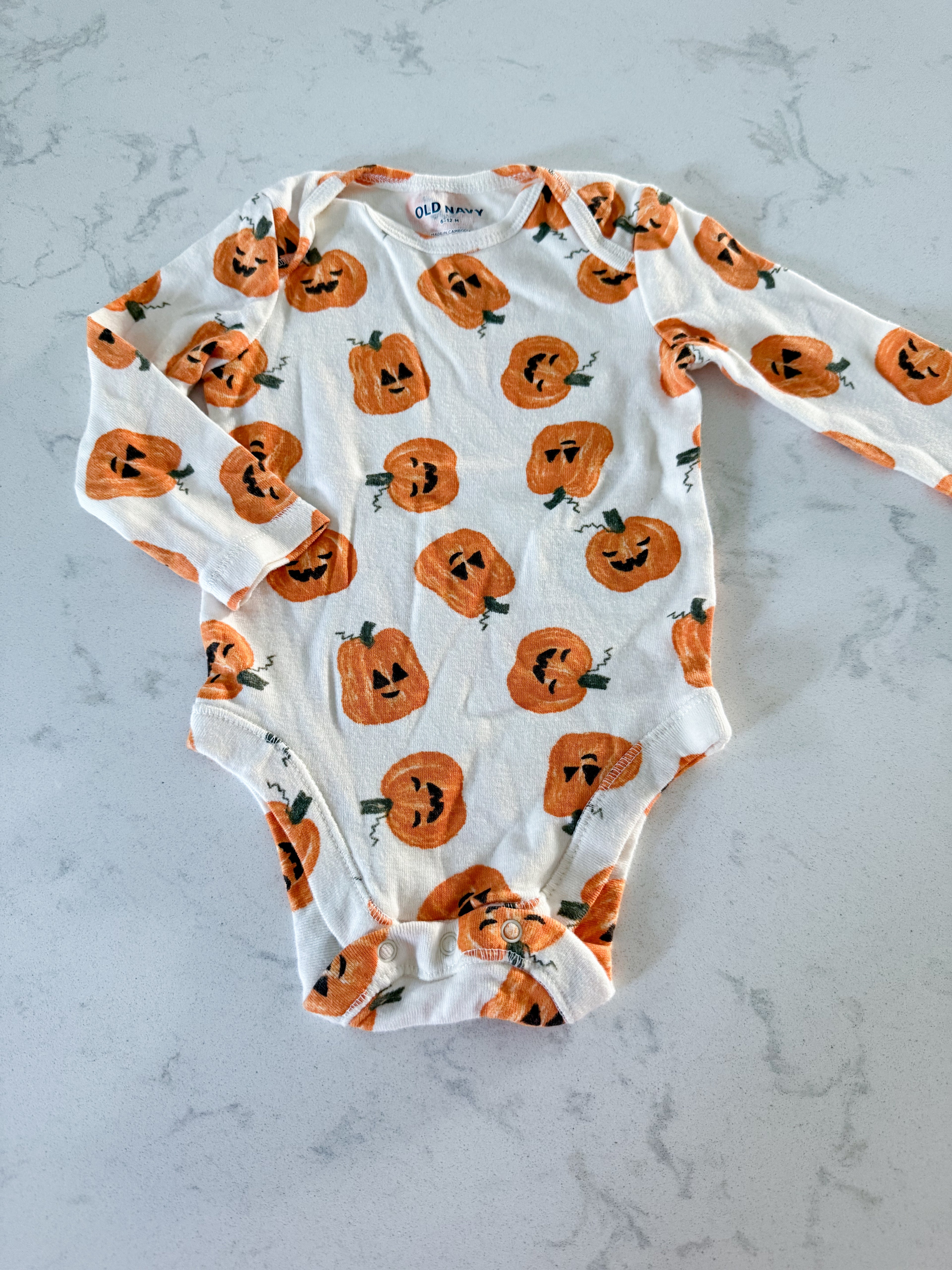 Old Navy- 6-12m- GUC- cream coloured long sleeve pumpkin bodysuit