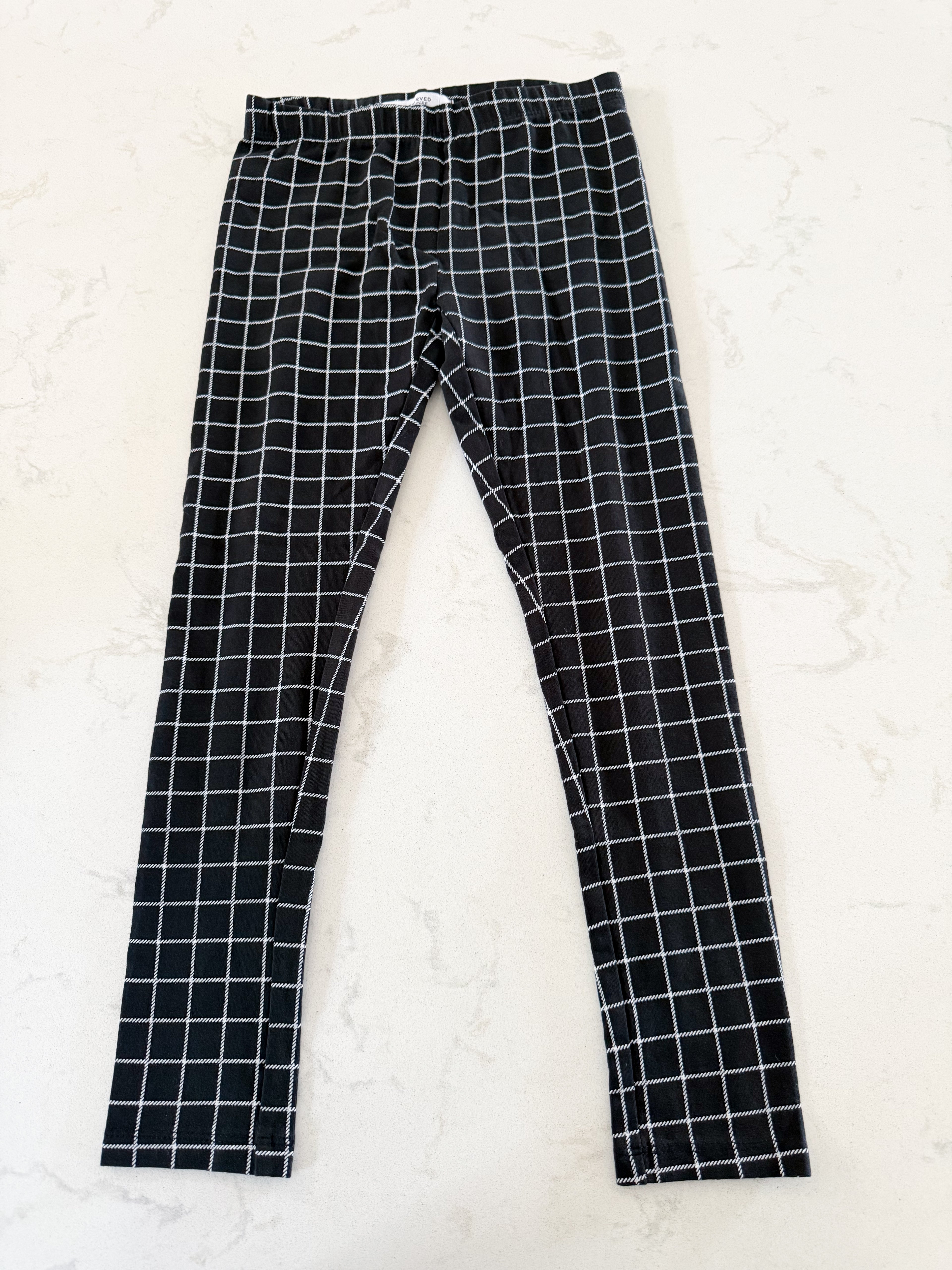 Reserved eco ware- 7-8Y- VGUC- black with White square lined leggings