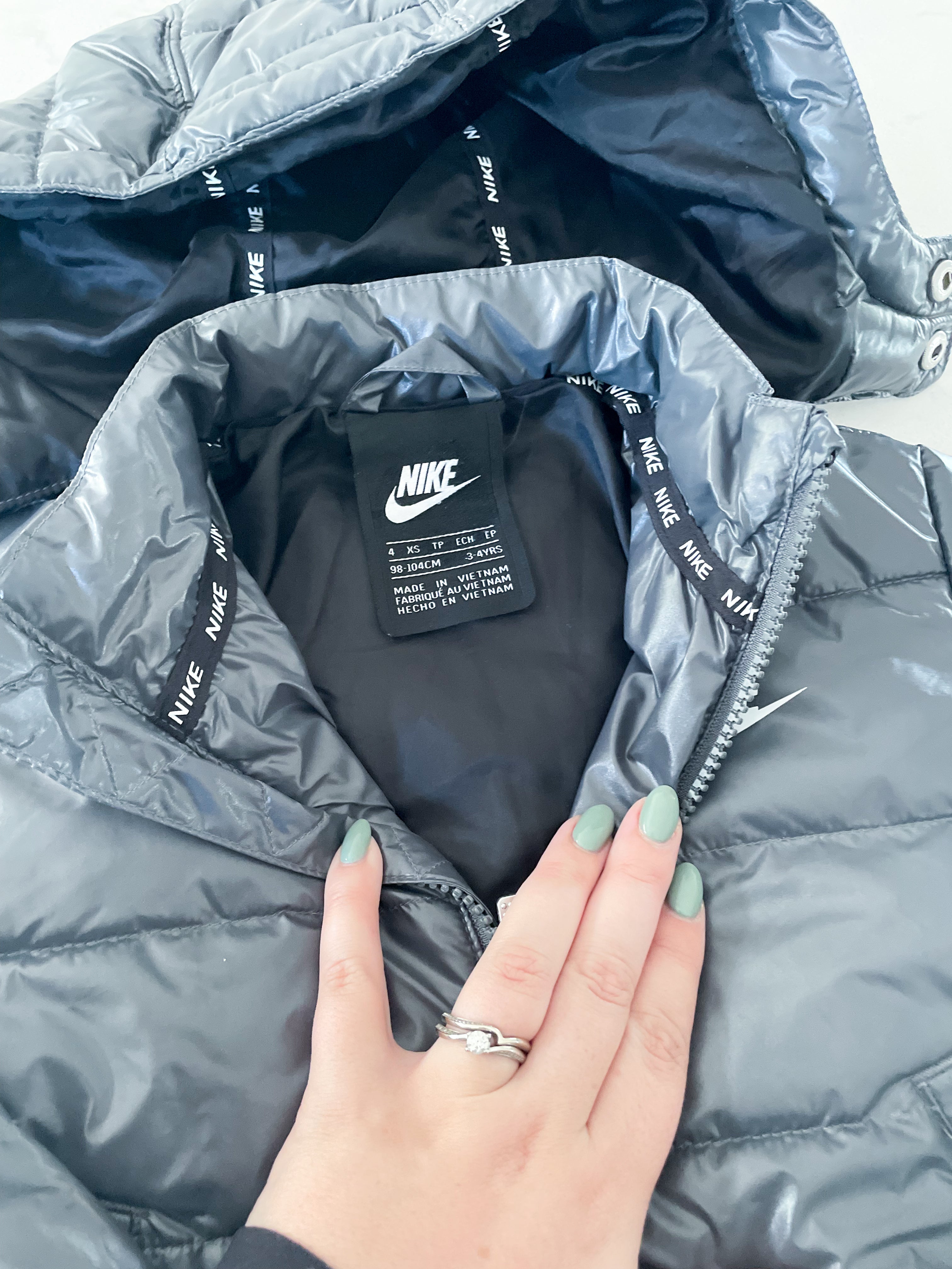 Nike-3-4Y-GUC- glossy slate grey puffer jacket with detachable hood