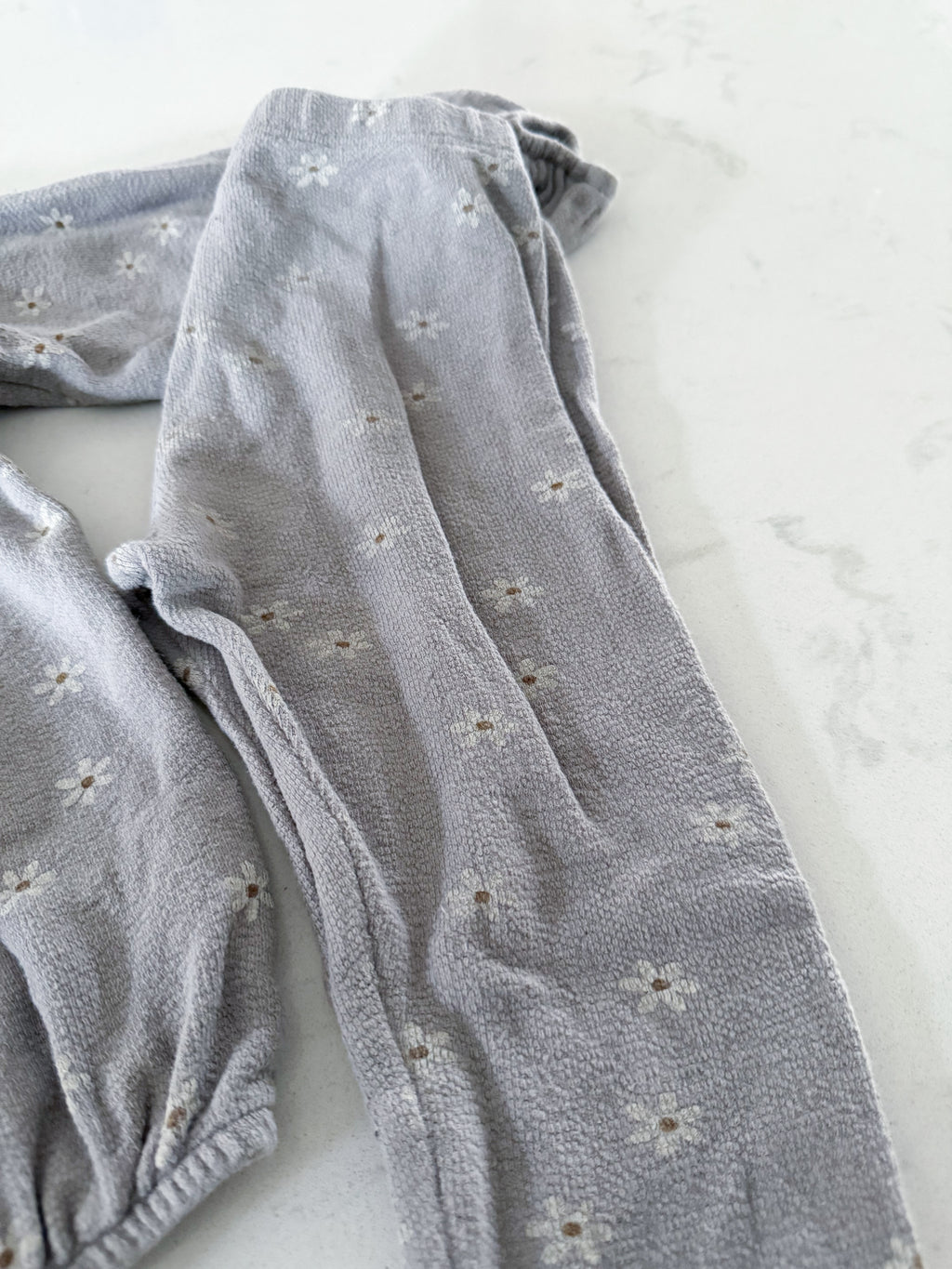 Rylee and Cru- 2-3Y- GUC- light grey sweat suit with white daisies