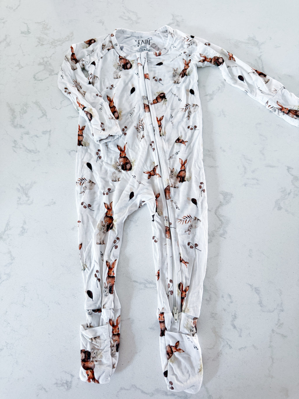 Scainf- 3-6m- GUC- white bamboo footless jammies with rabbits and fold over feet and hands