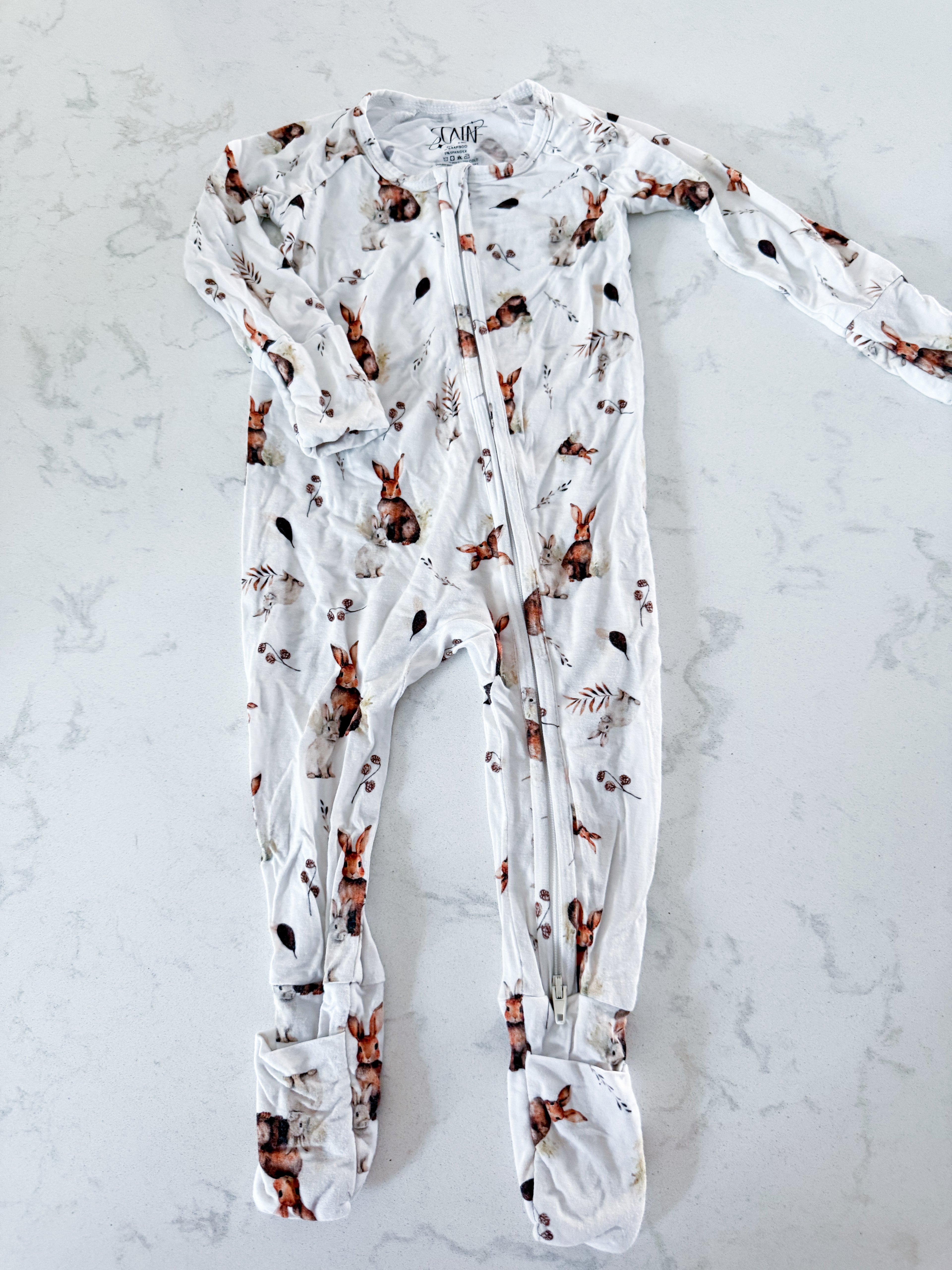 Scainf- 3-6m- GUC- white bamboo footless jammies with rabbits and fold over feet and hands