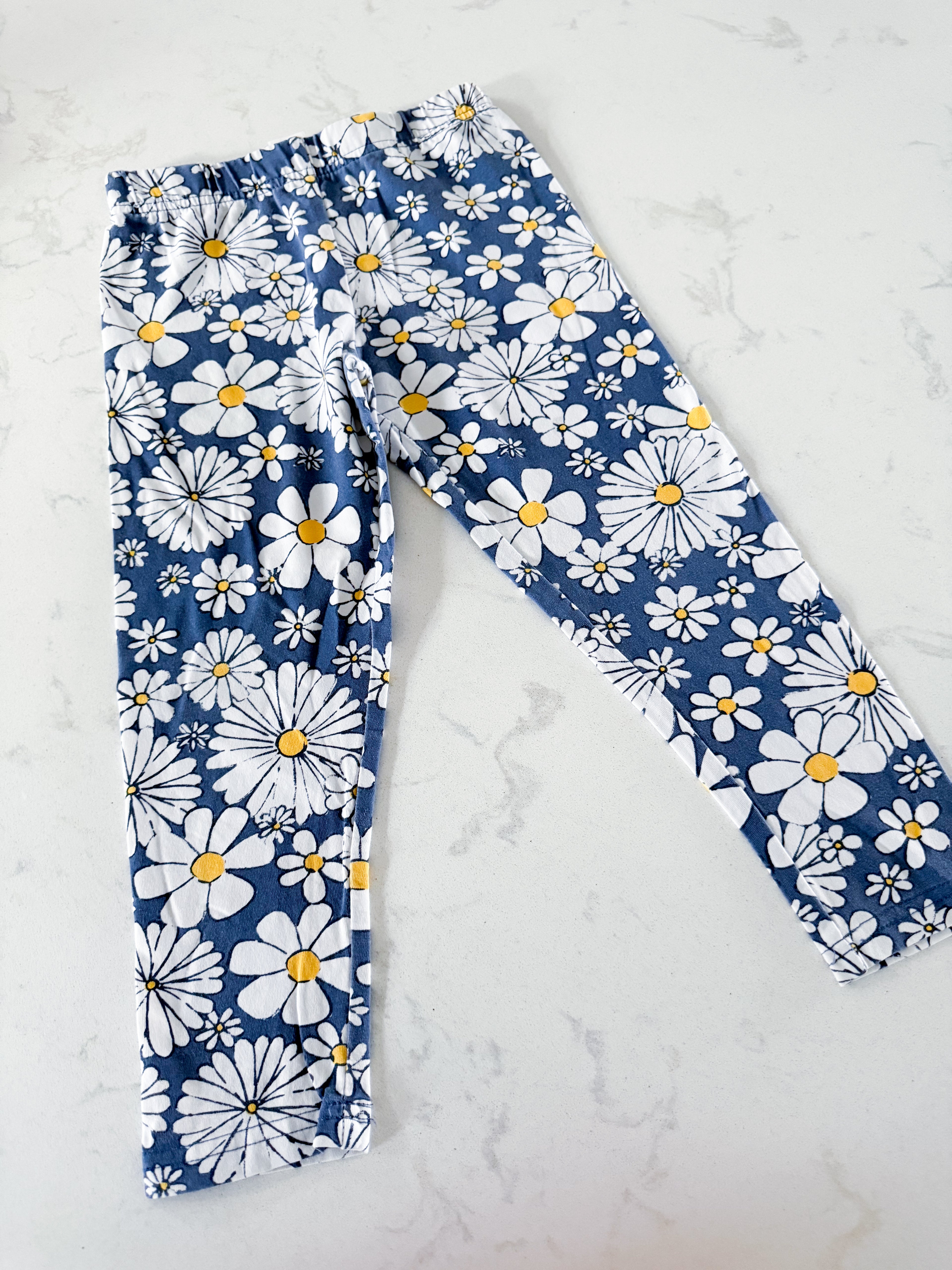 Carters- 7Y- GUC- blue capri leggings with white daisies