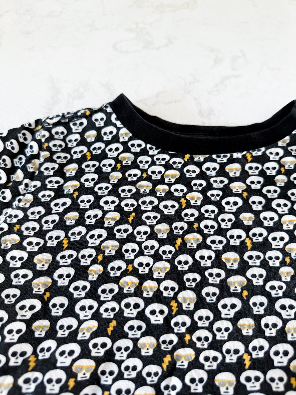 Gymboree- 2T- VGUC- black t shirt with tiny skulls