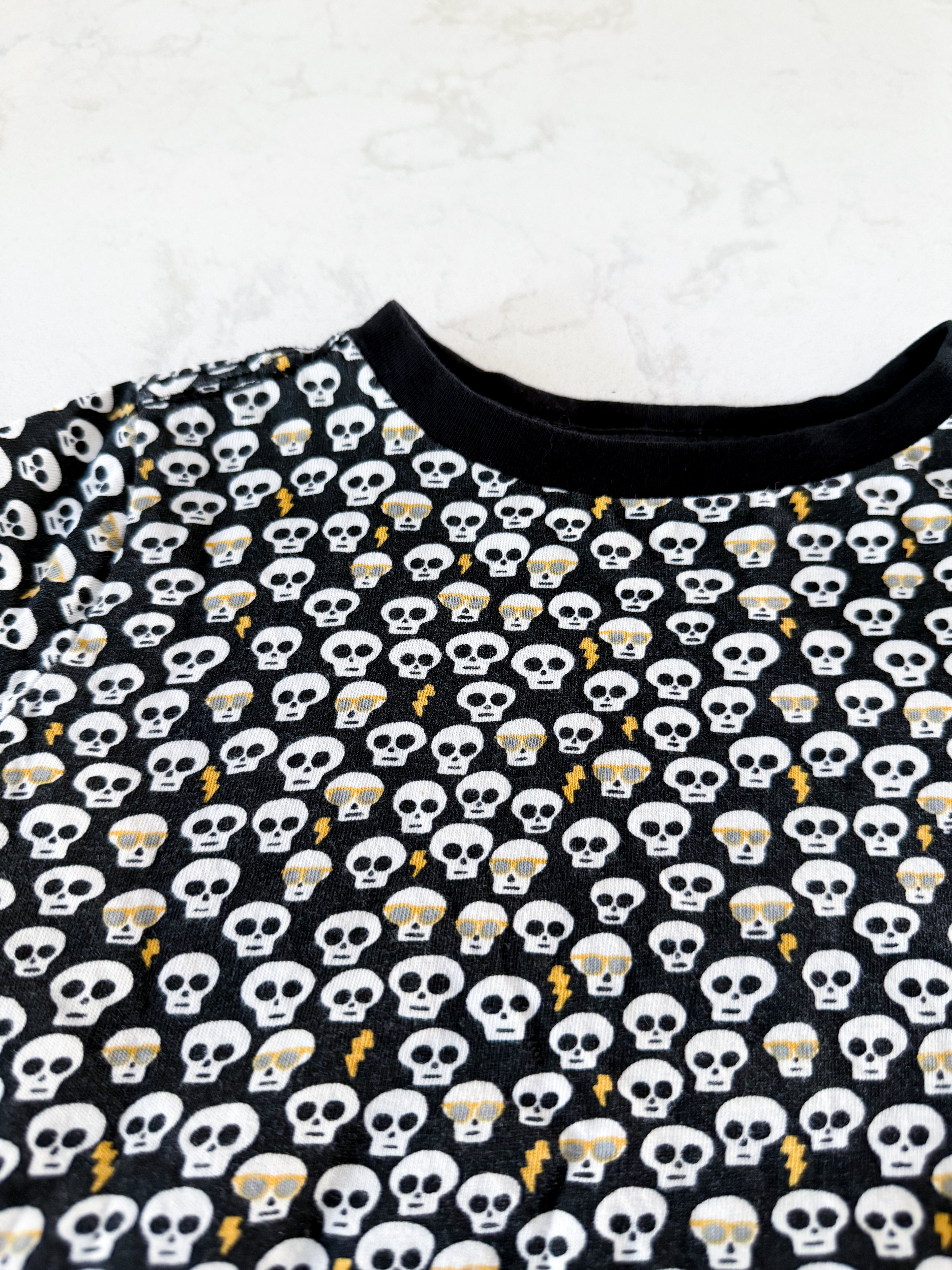 Gymboree- 2T- VGUC- black t shirt with tiny skulls