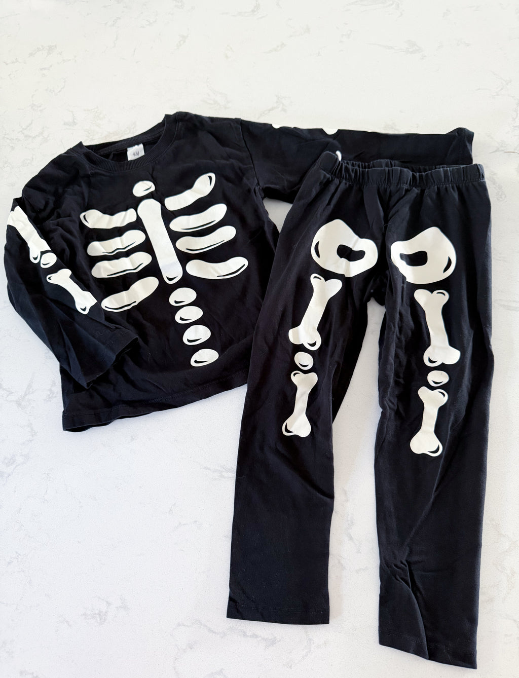 H&M- 4T- VGUC- black long sleeve skeleton pajamas