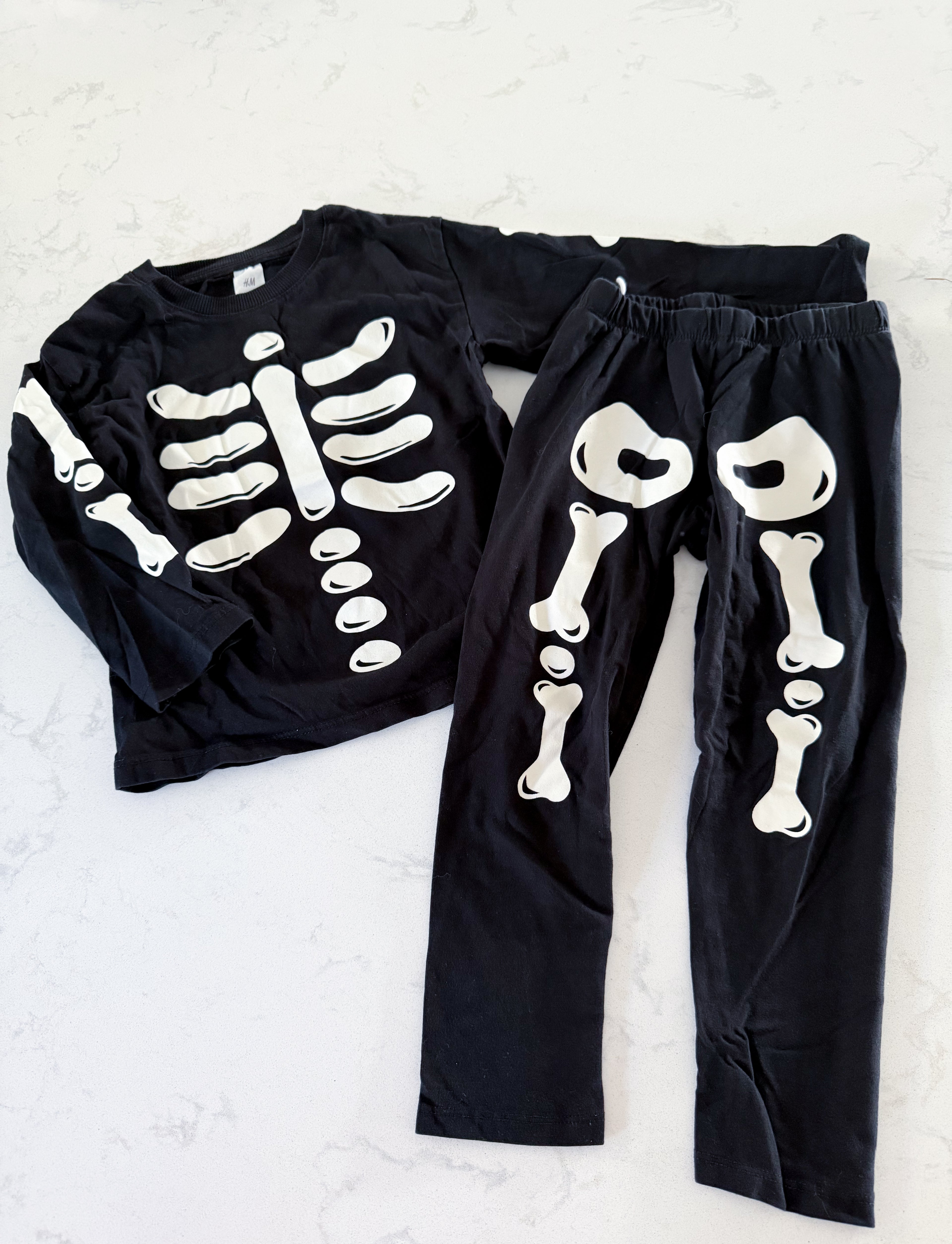 H&M- 4T- VGUC- black long sleeve skeleton pajamas
