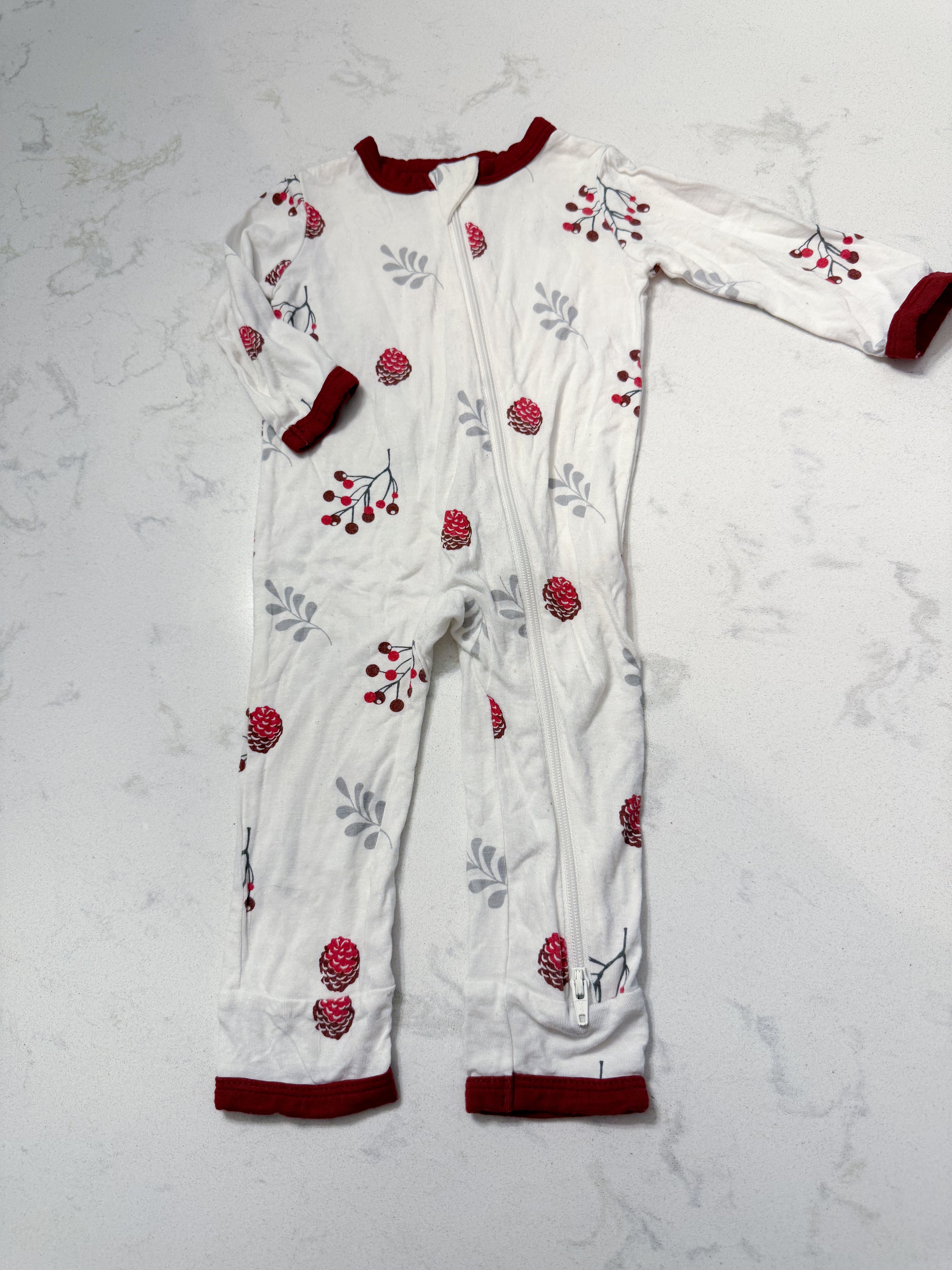 Kyte Baby- 0-3m- PLAY- bamboo white zip footless jammies with red pine cones