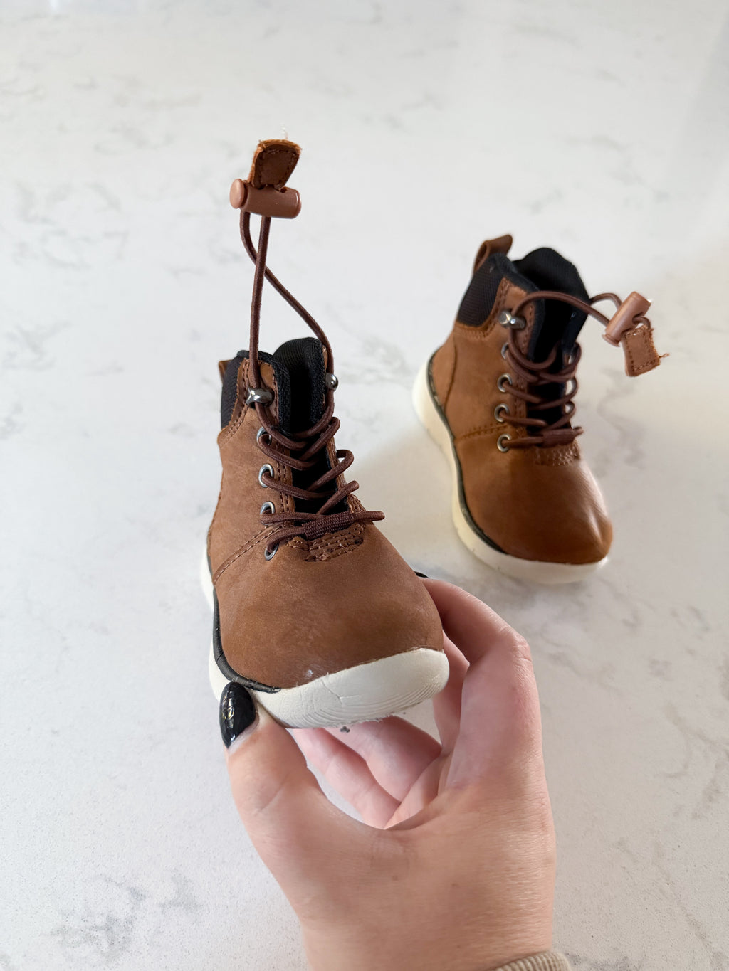 London Fog- 5C- VGUC- brown elastic lace fall boots