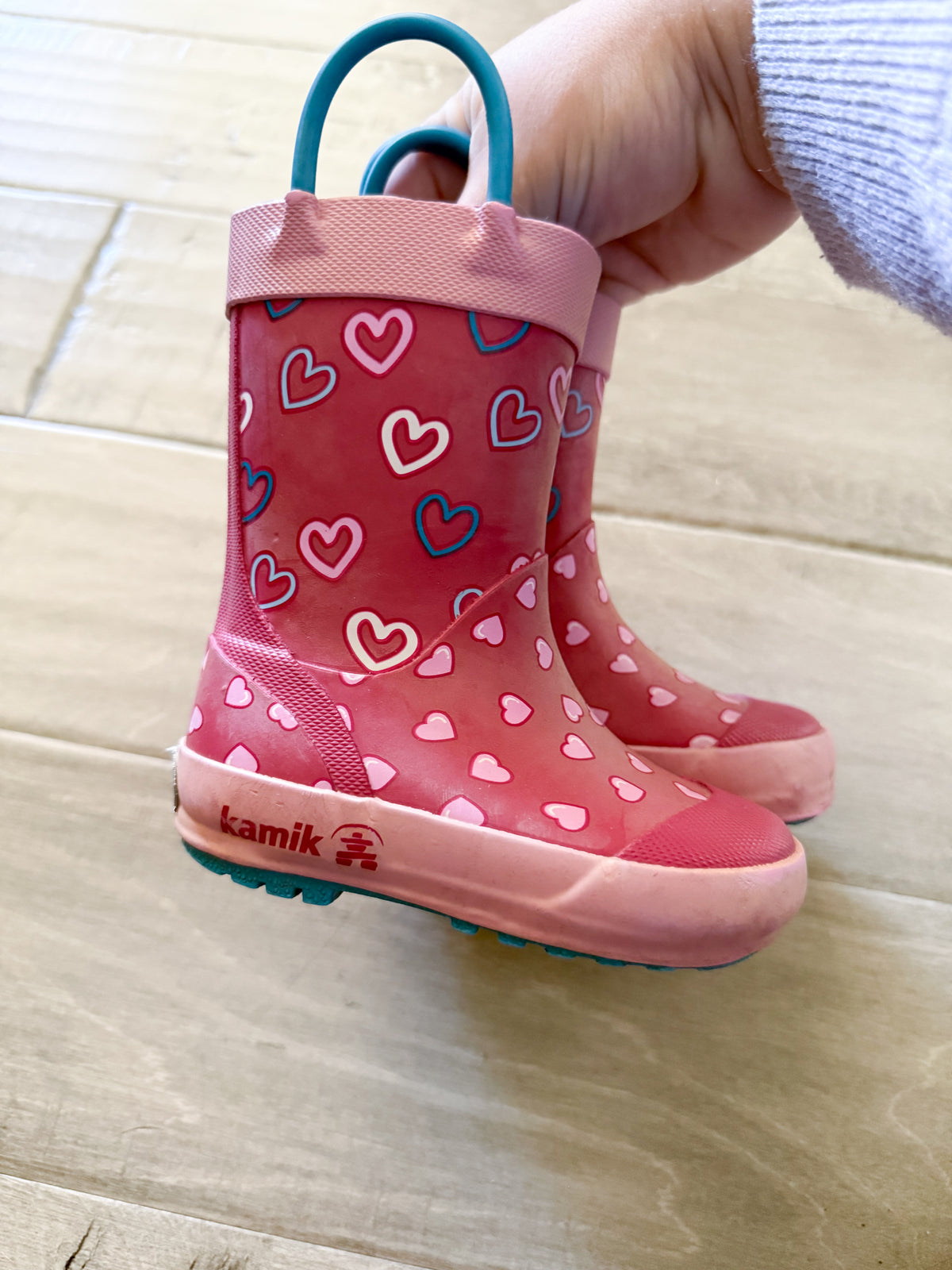 Kamik- 5C- PLAY- pink rain boots with heart pattern and blue accents.