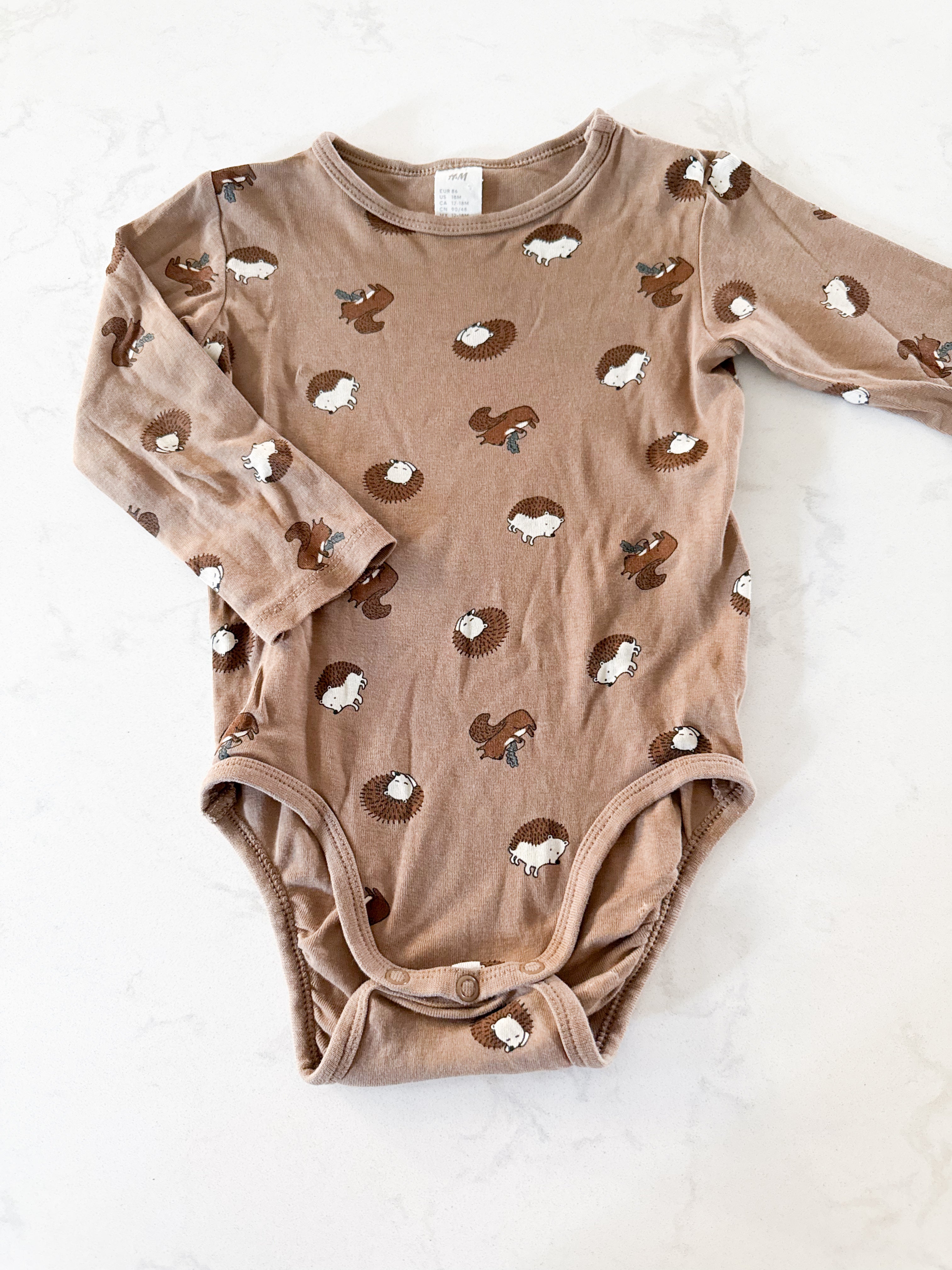 H&M- 12-18m- VGUC- long sleeve brown bodysuit with squirrels and hedgehogs