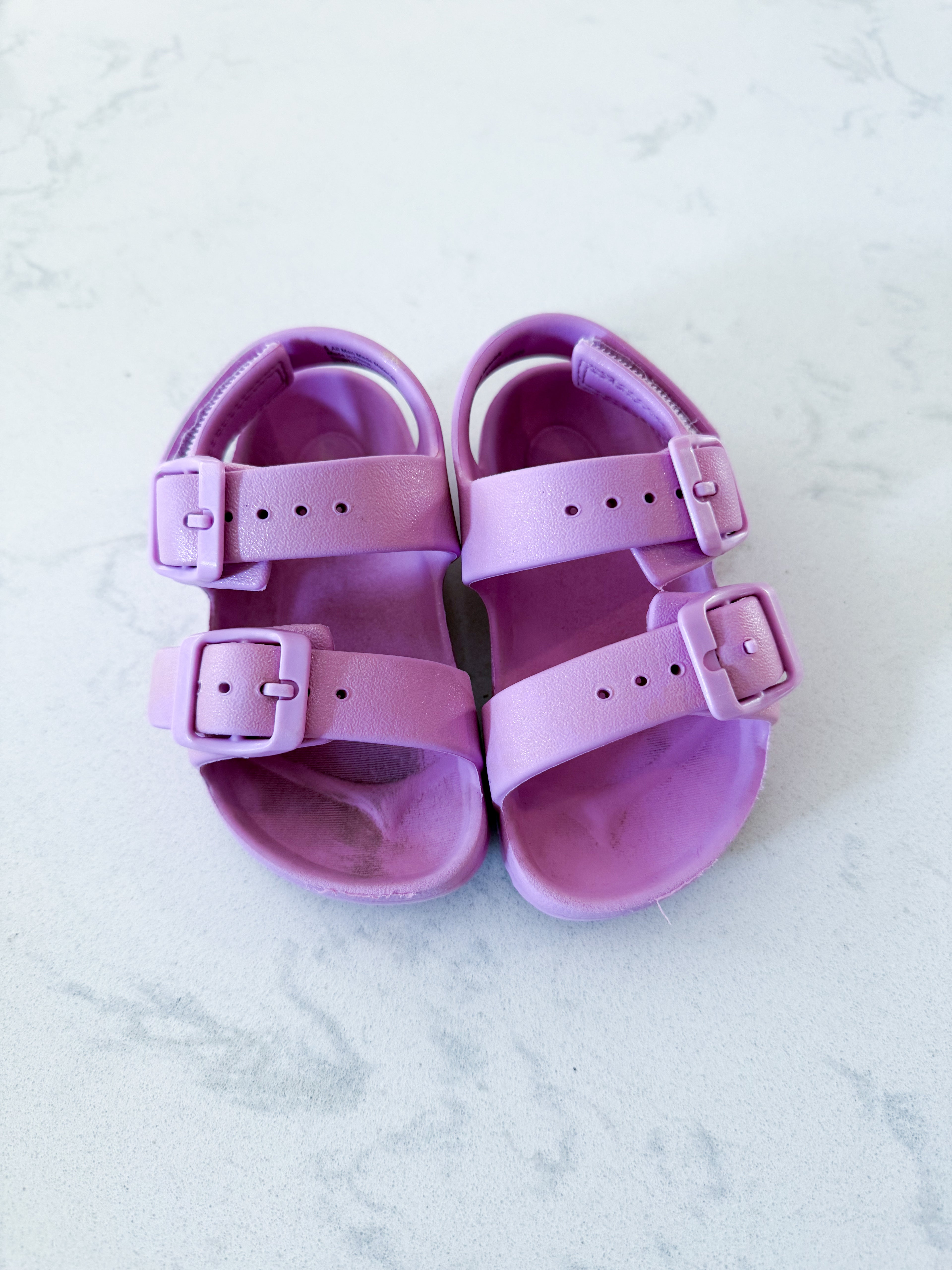 Cat and Jack- 6C- VGUC- slip on purplish pink buckle sandals