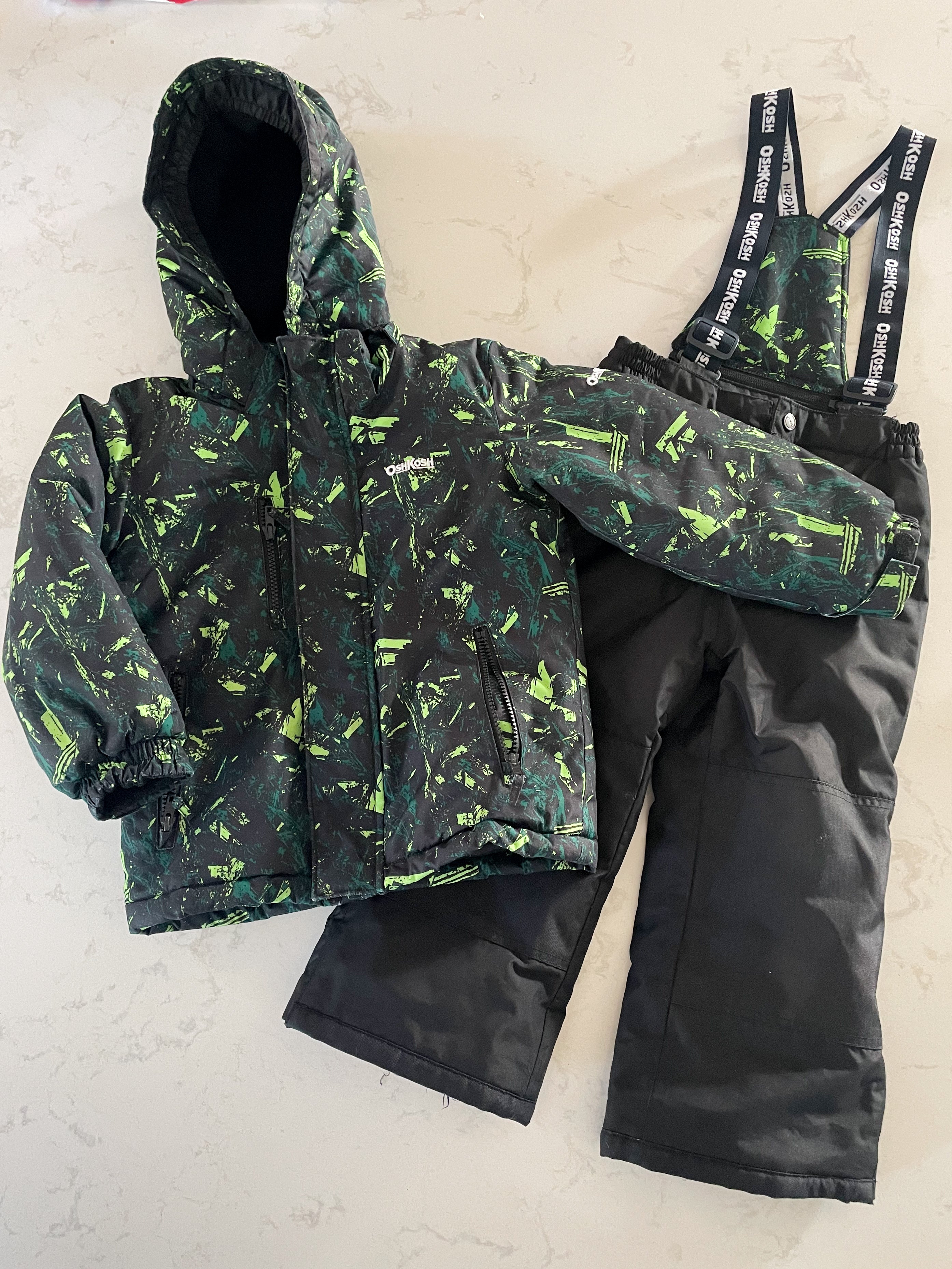 Oshkosh- 5T- GUC- lime green and black two piece snow suit