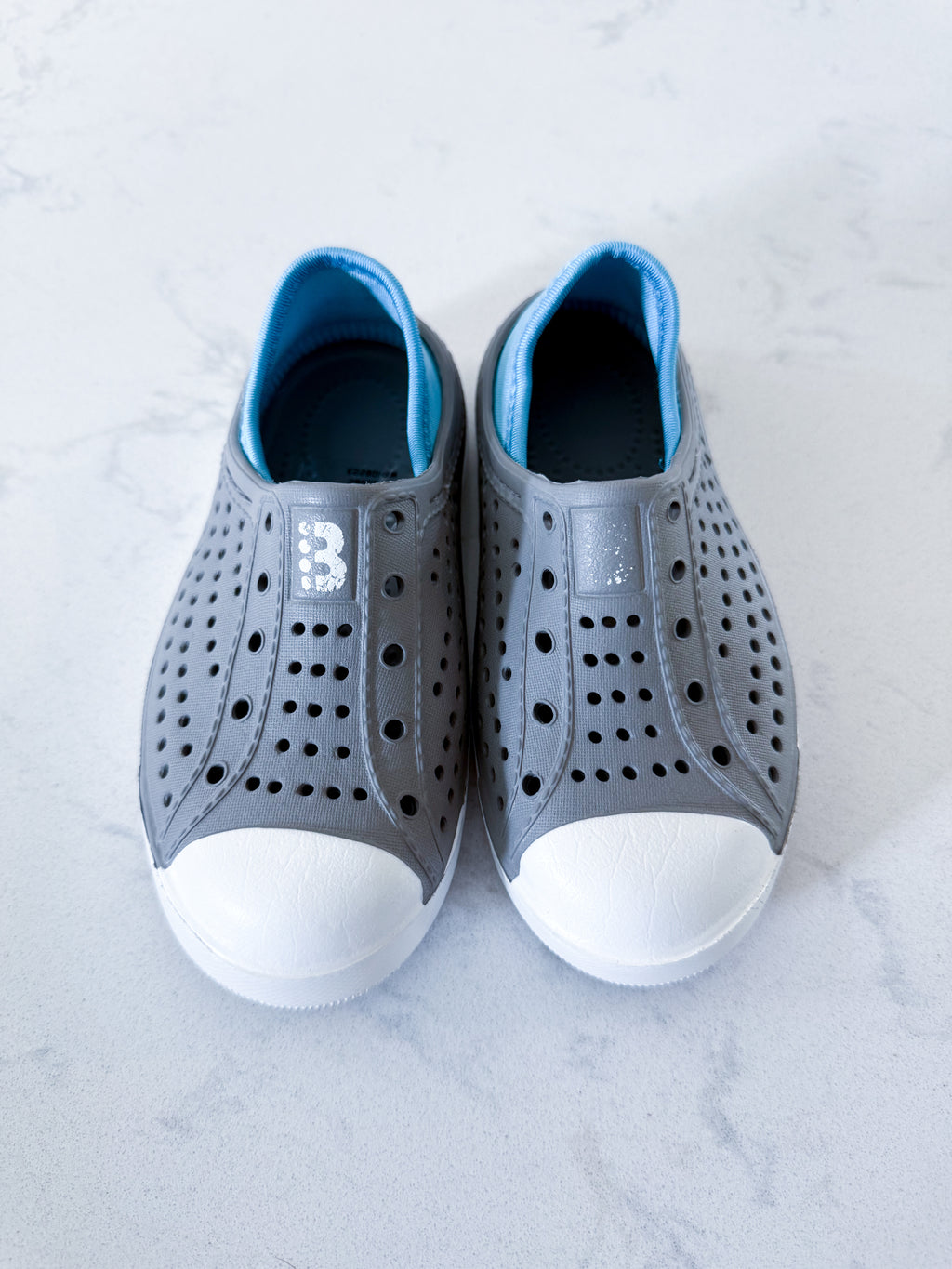 Bench- 9C/10C- GUC- grey slip on shoes with blue cloth heel