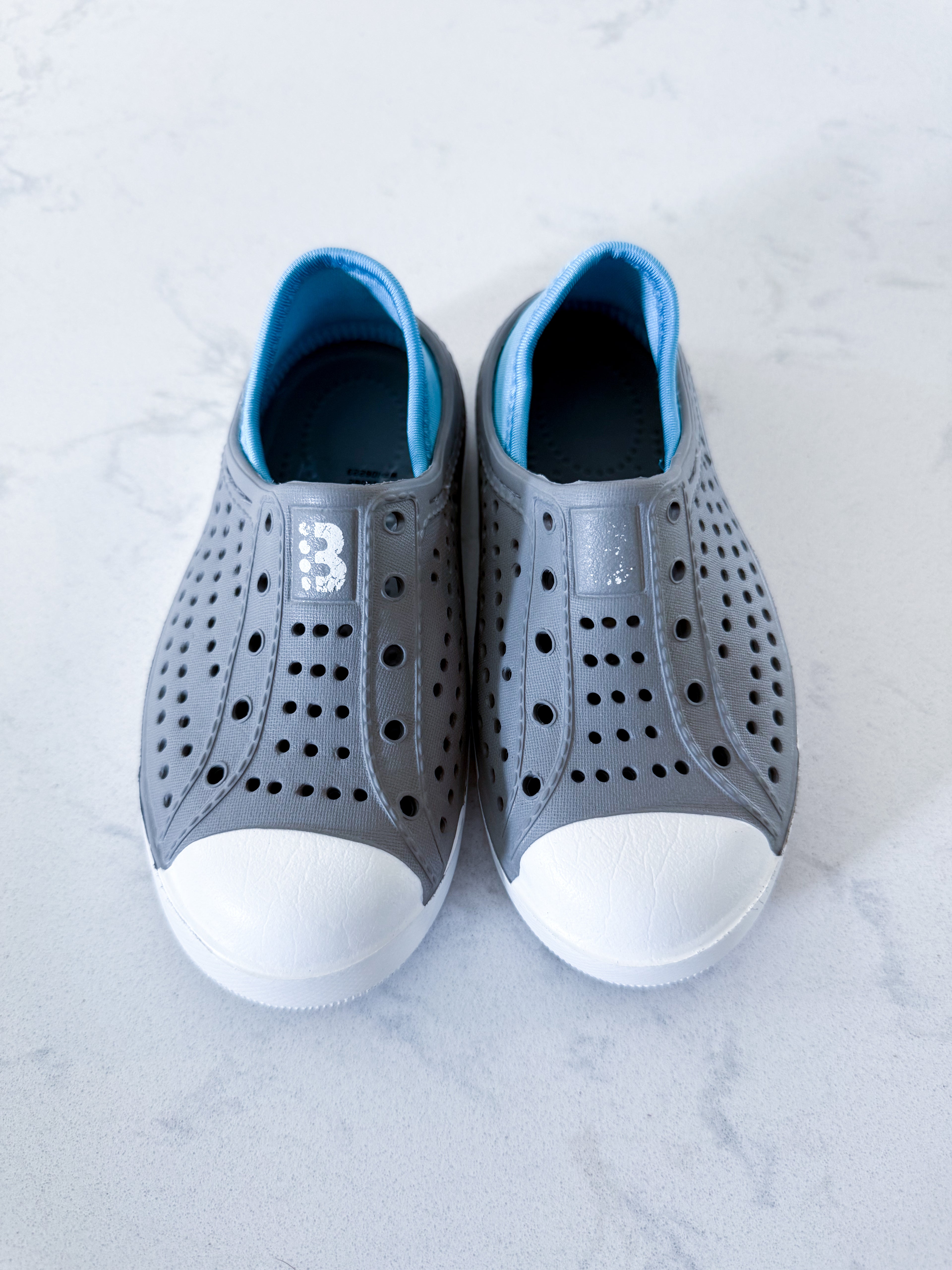 Bench- 9C/10C- GUC- grey slip on shoes with blue cloth heel
