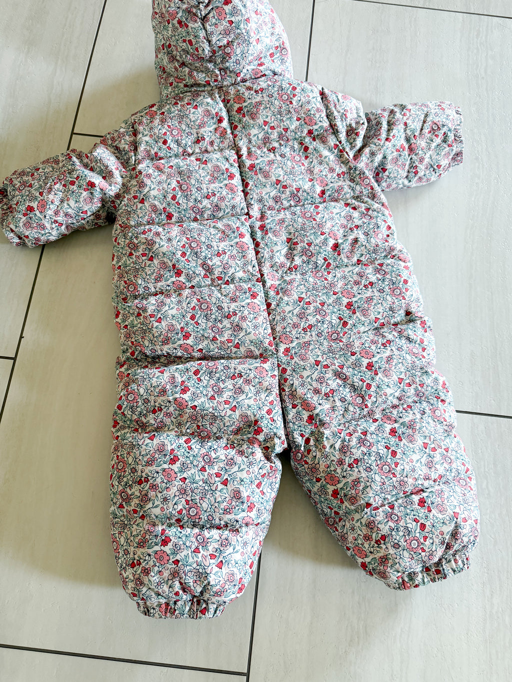 Gap- 6-12m- VGUC- white with tiny pink florals bunting snowsuit