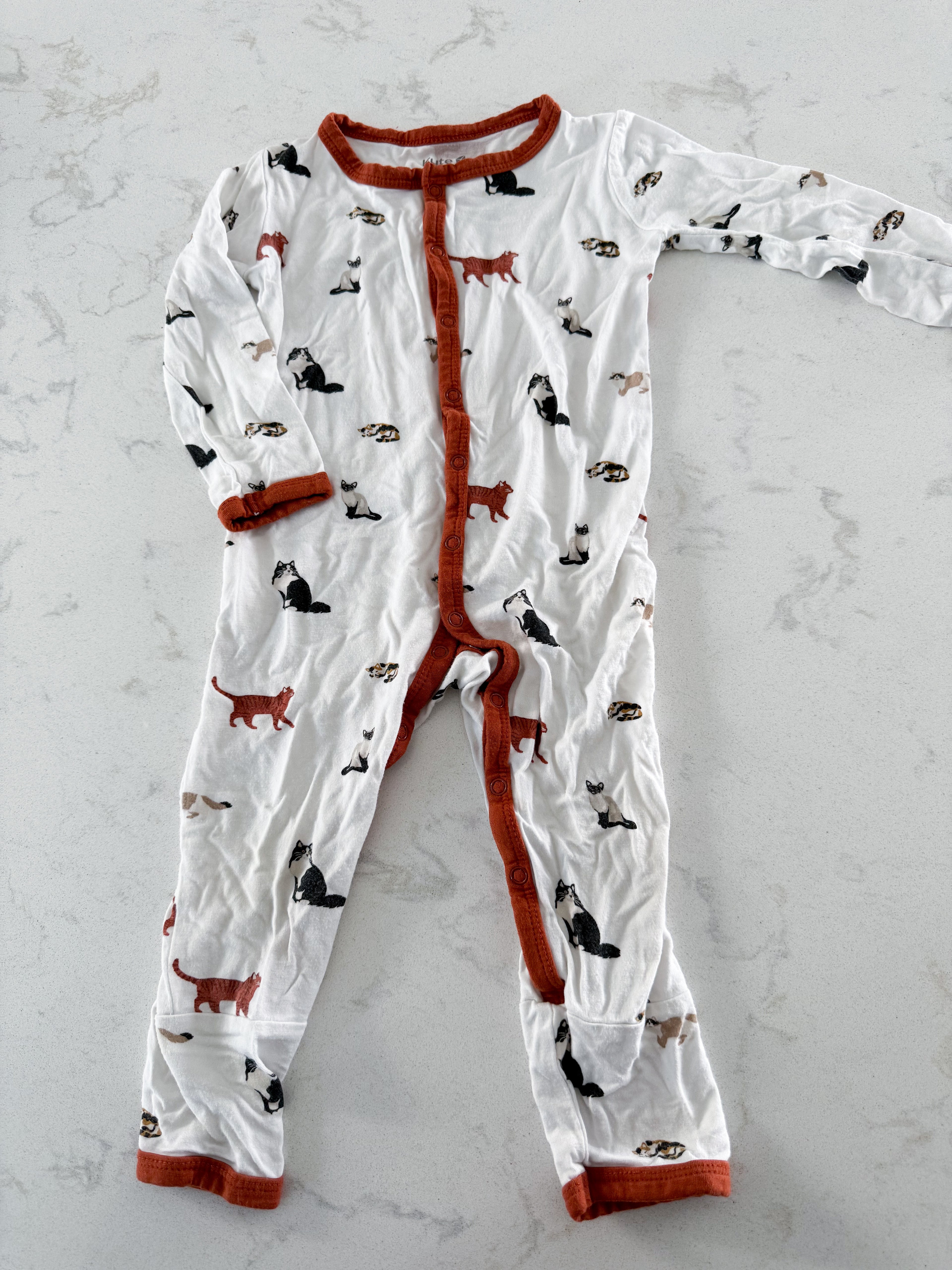 Kyte Baby- 18-24m- PLAY- white bamboo button up jammies with cats