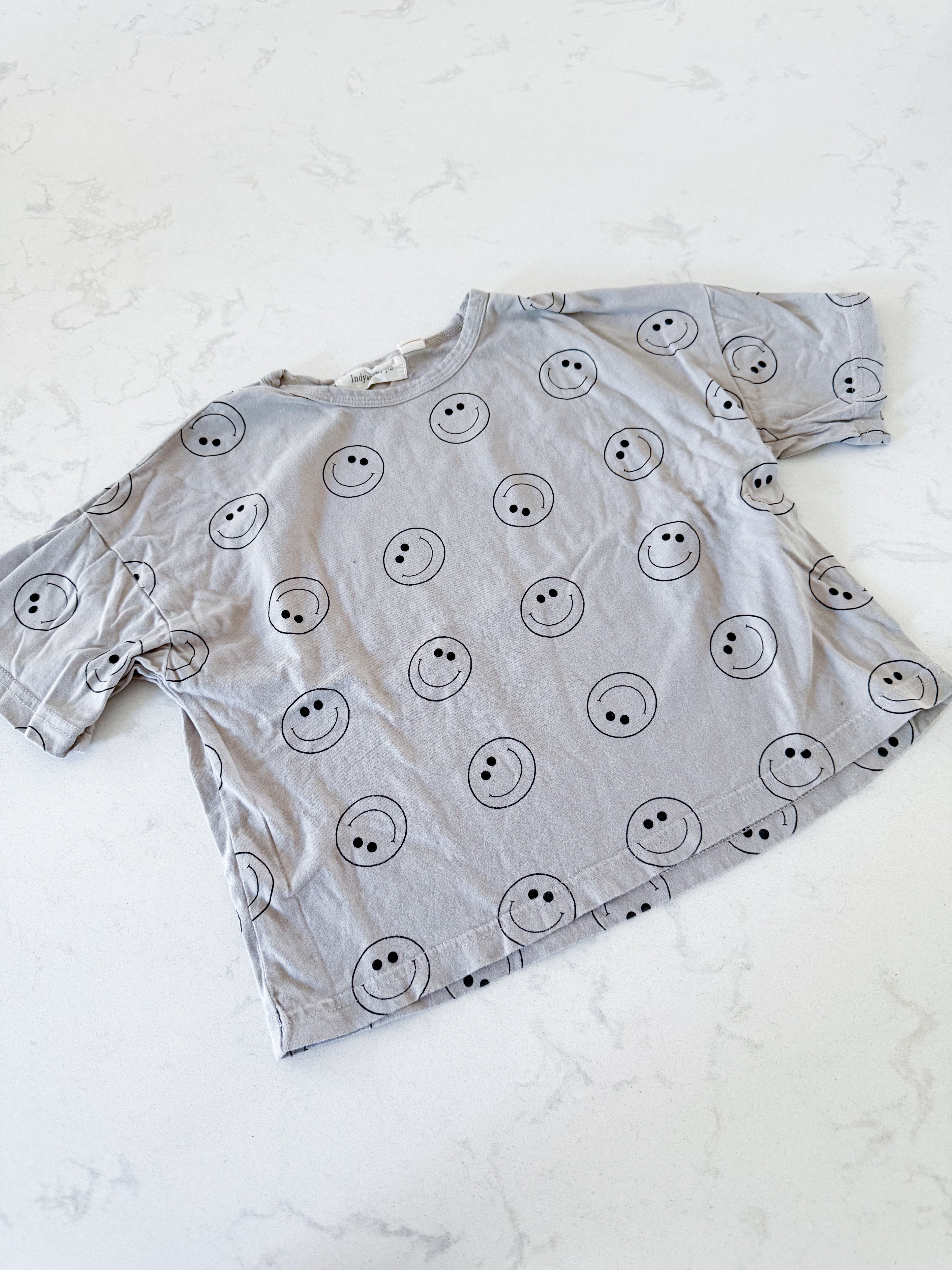 Indy and Pippa- 4T- GUC- light grey t shirt with smileys