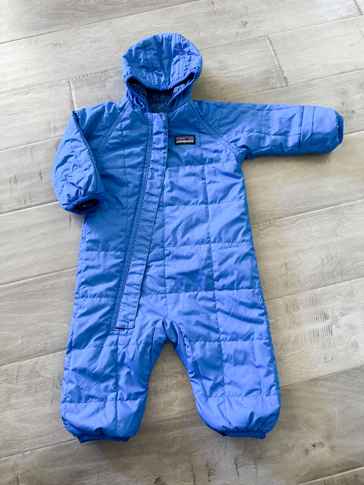 Patagonia- 0m (fits large)- VGUC- blue reversible thin bunting suit with stars