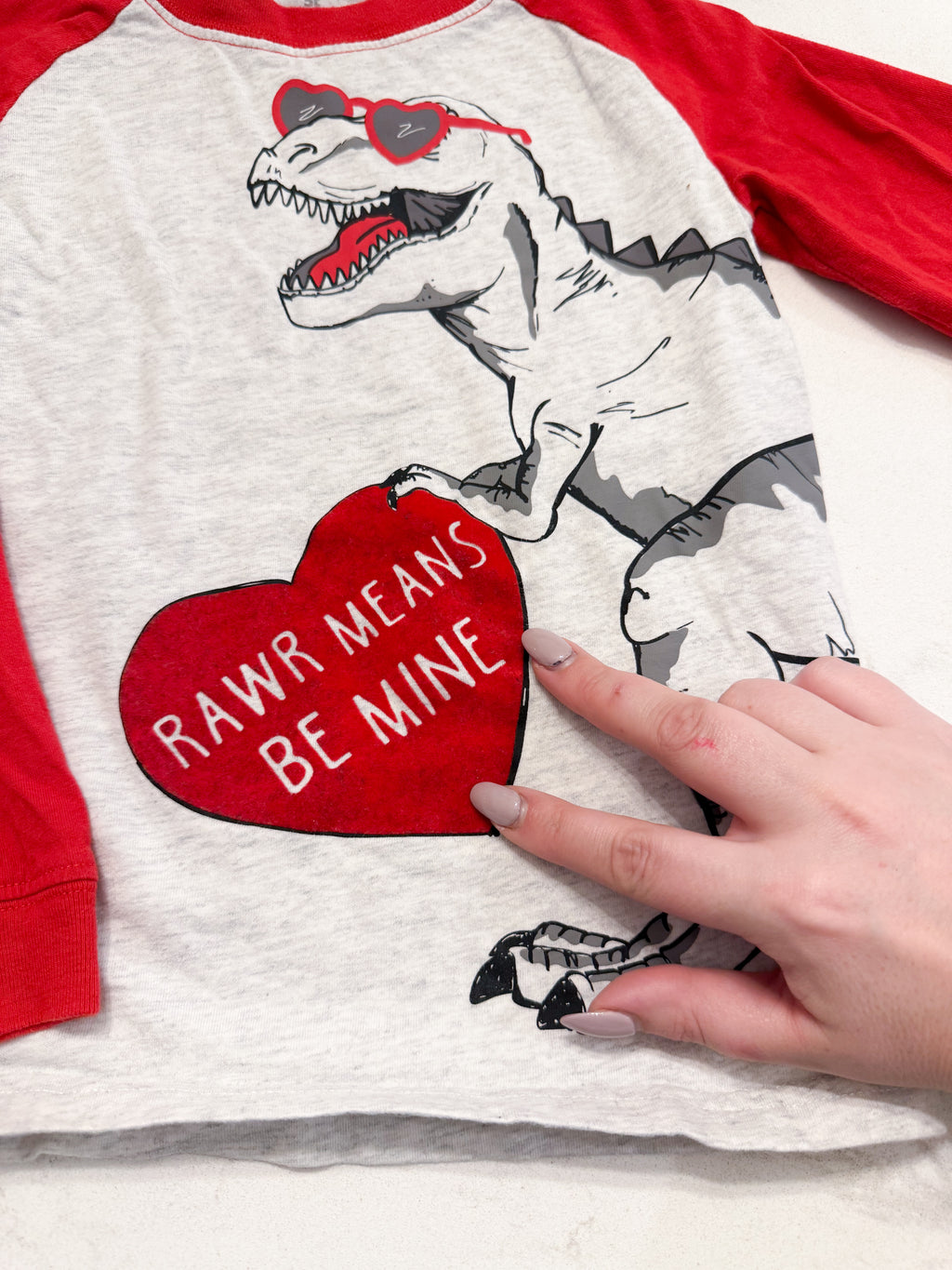 Carters- 5T- GUC- dinosaur valentines shirt with heart