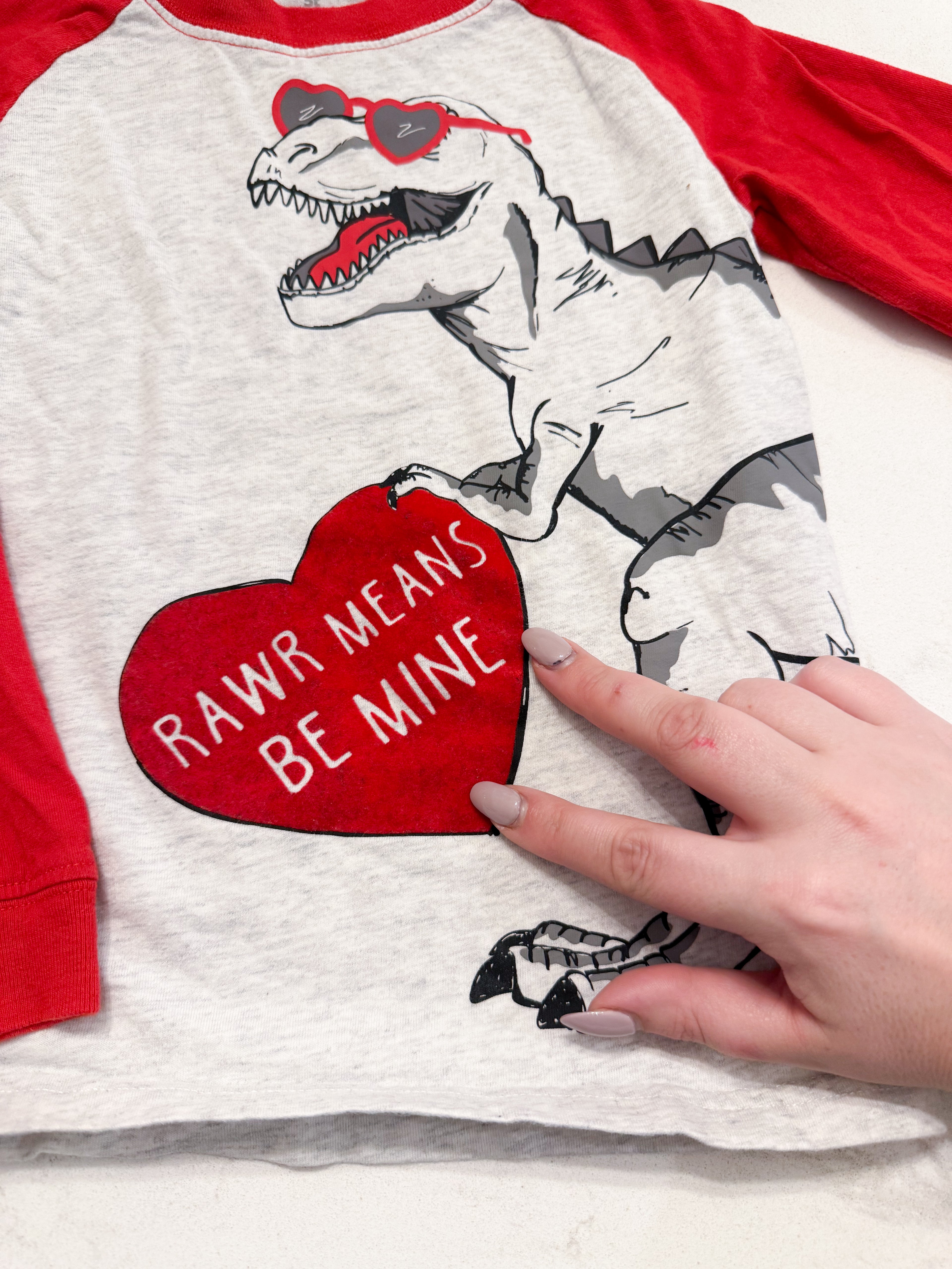 Carters- 5T- GUC- dinosaur valentines shirt with heart