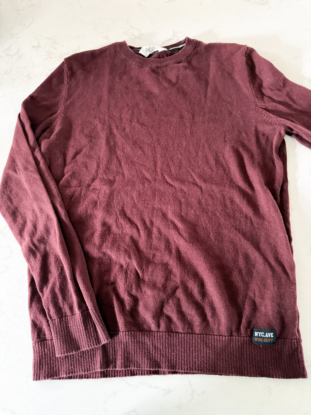 H&M- 16-18Y- VGUC (comparable to men’s XS)- burgundy thin knit sweater