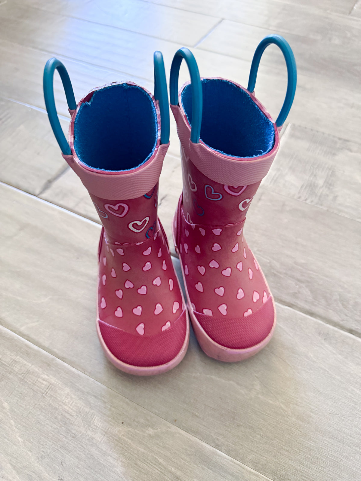Kamik- 5C- PLAY- pink rain boots with heart pattern and blue accents.