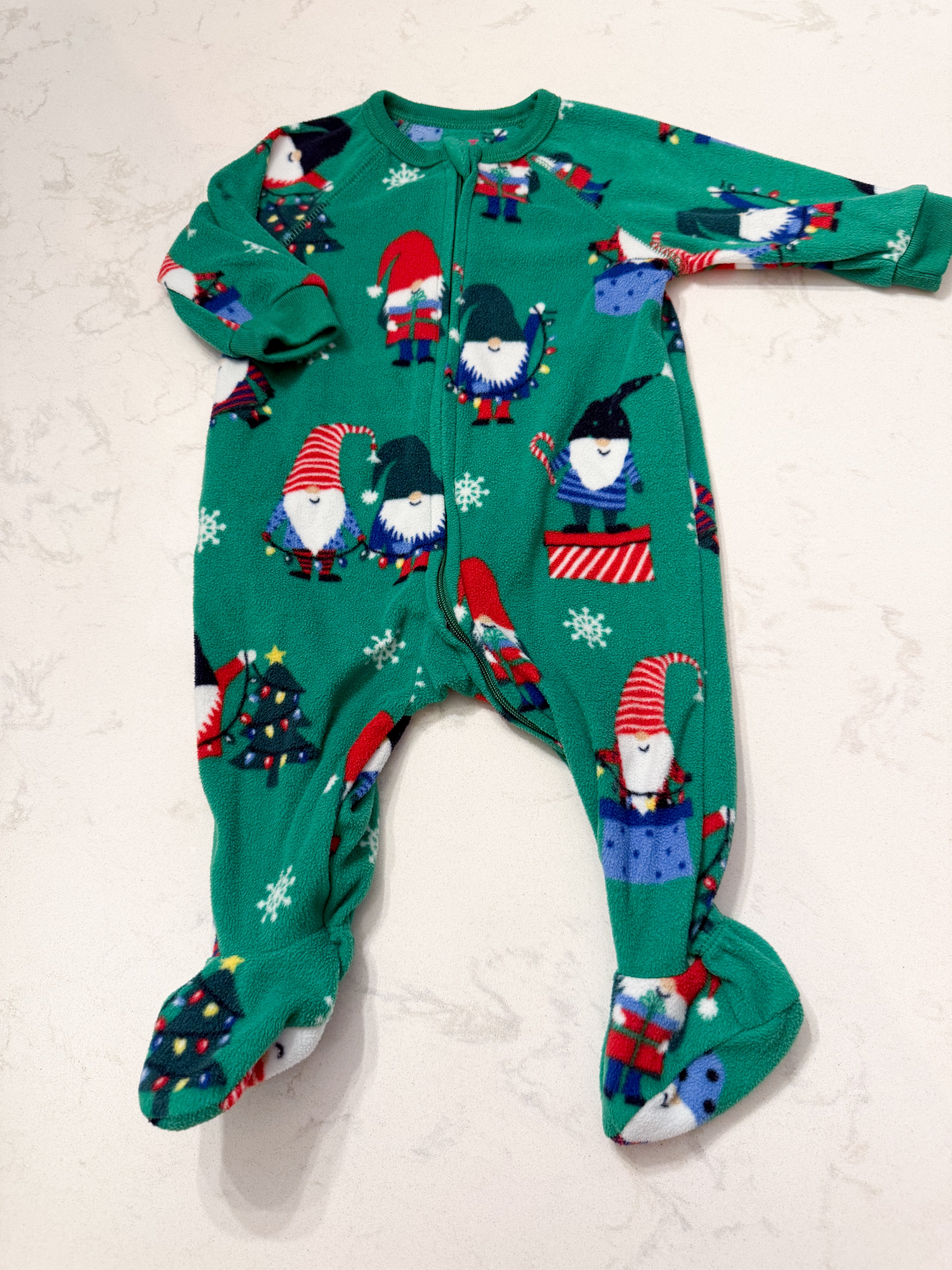 The Children’s Place- 3-6m- VGUC- green fuzzy Christmas gnome pajamas