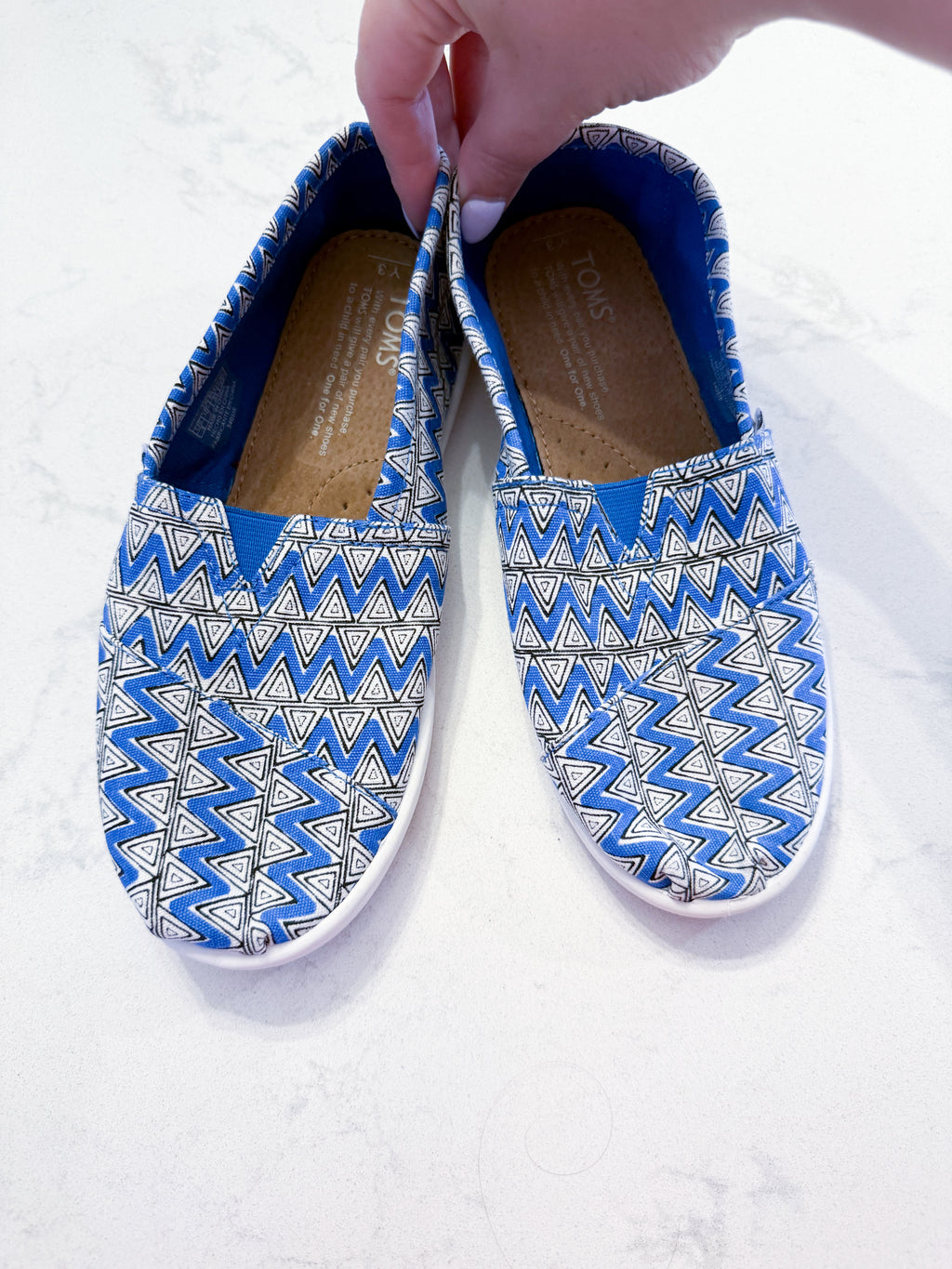 TOMS- 3Y- VGUC- slip on canvas blue and white pattern shoes