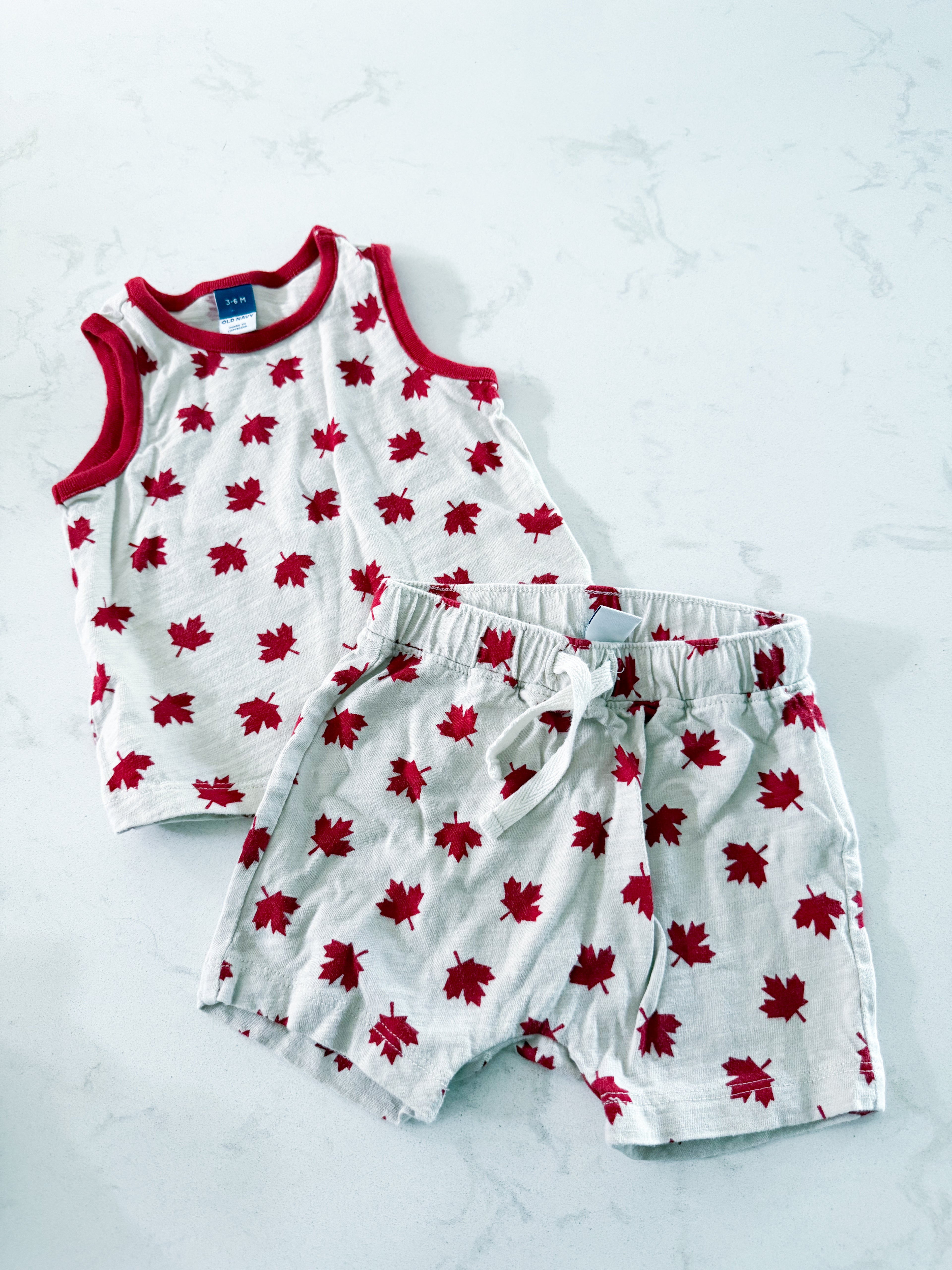 Old Navy- 3-6m- VGUC- beige tank and shorts matching set with red leaf pattern