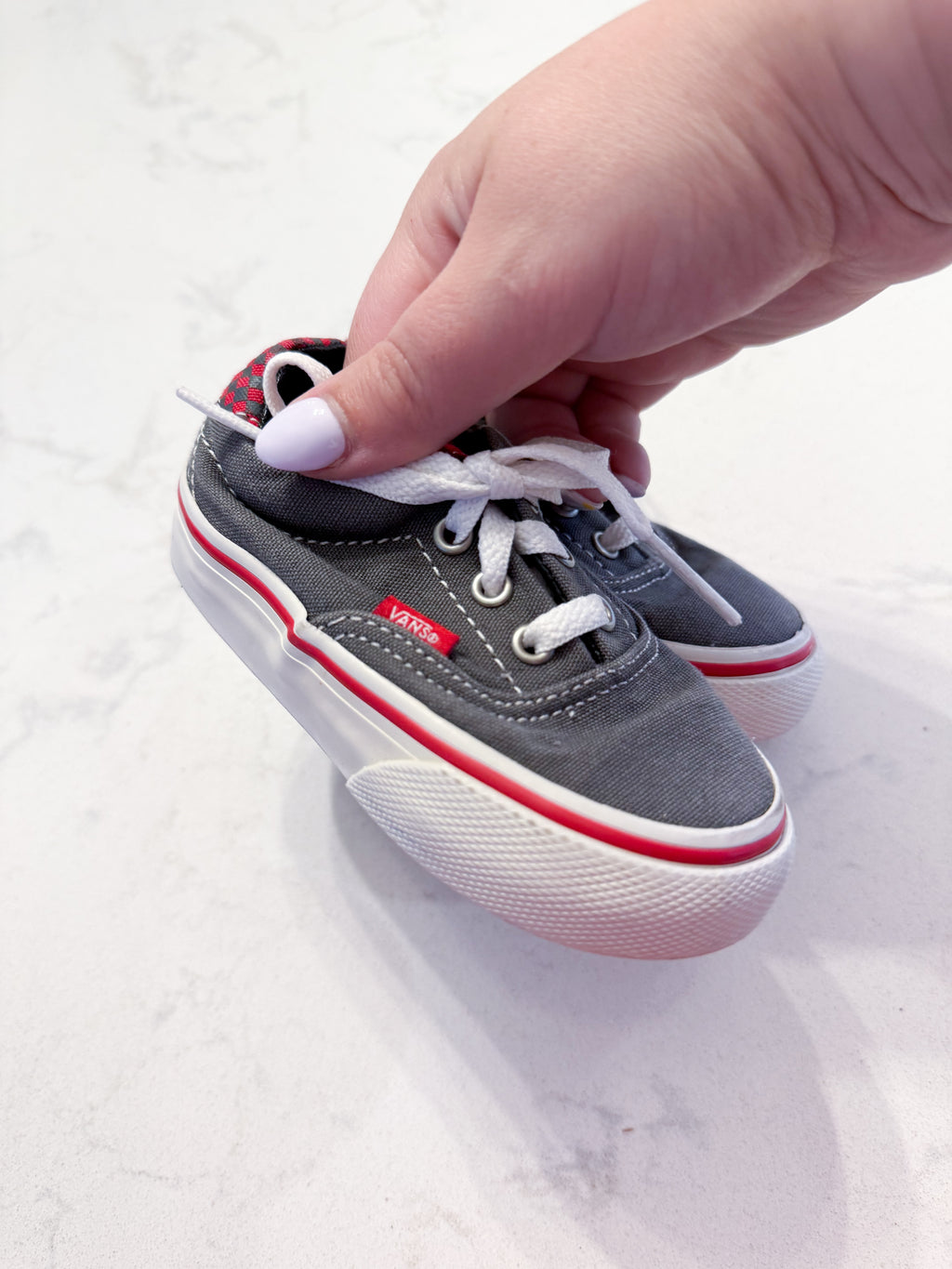 Vans- 5C- GUC- medium grey lace up shoes with red accents g