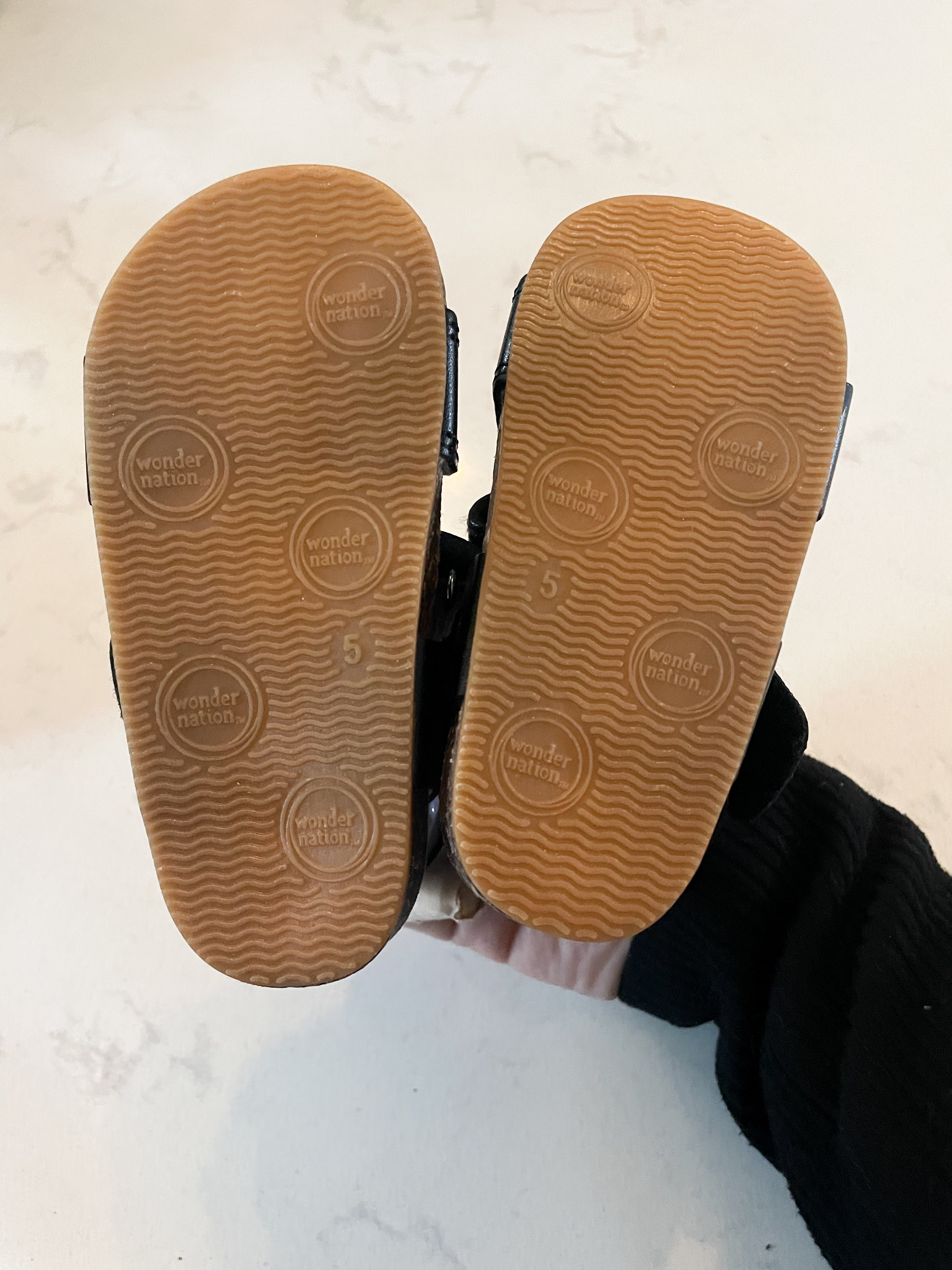 Wonder Nation-5C- VGUC- black strap sandals