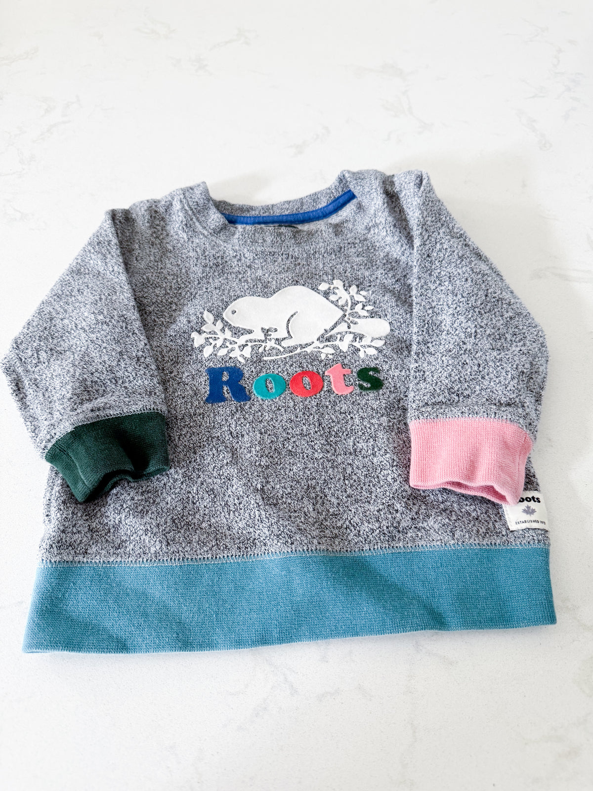 Roots- 6-12m- PLAY- grey speckled crewneck sweater with multicoloured cuffs and logo