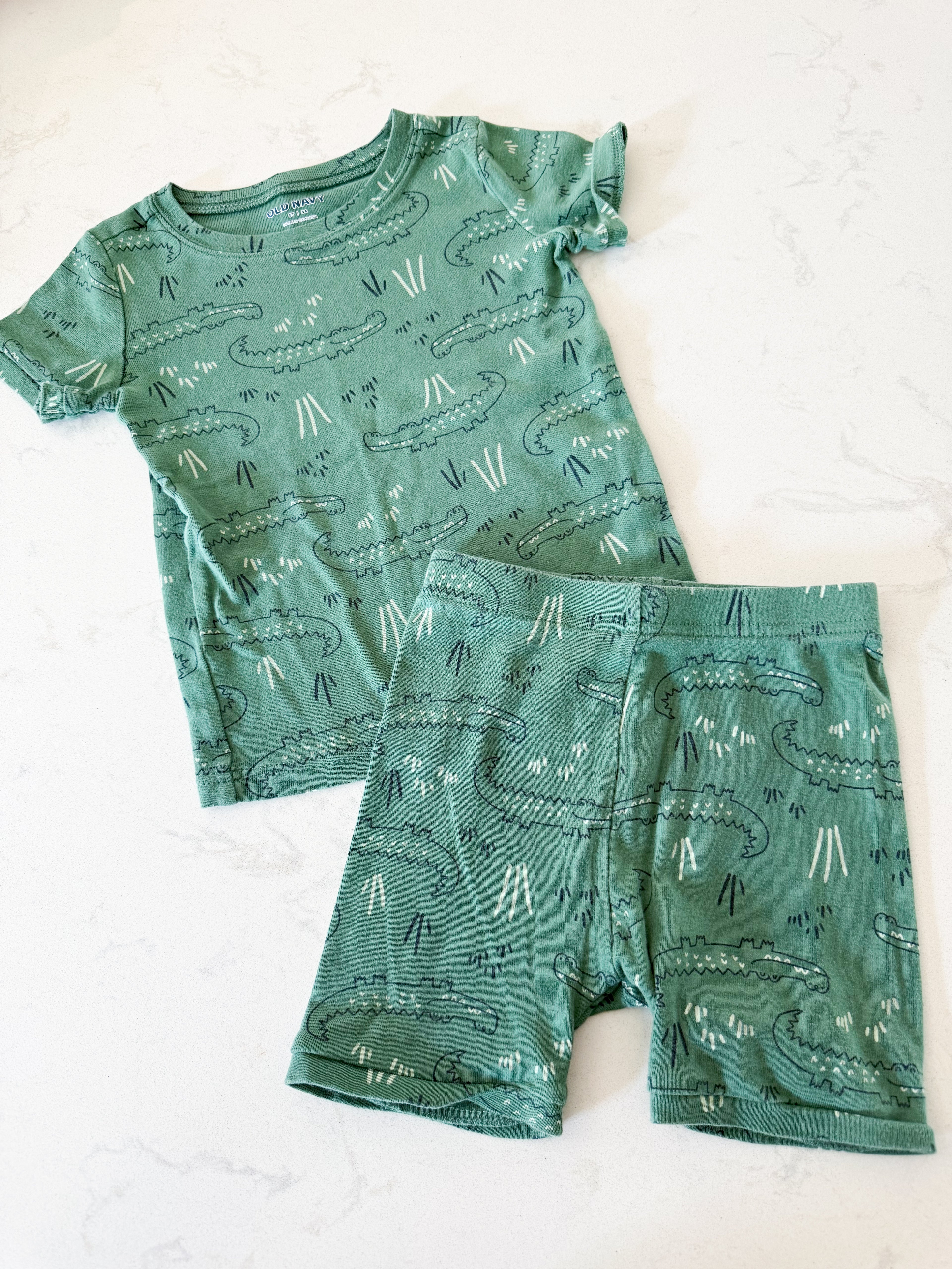 Old Navy- 5T- GUC- green two piece shorts jammies with crocodile pattern