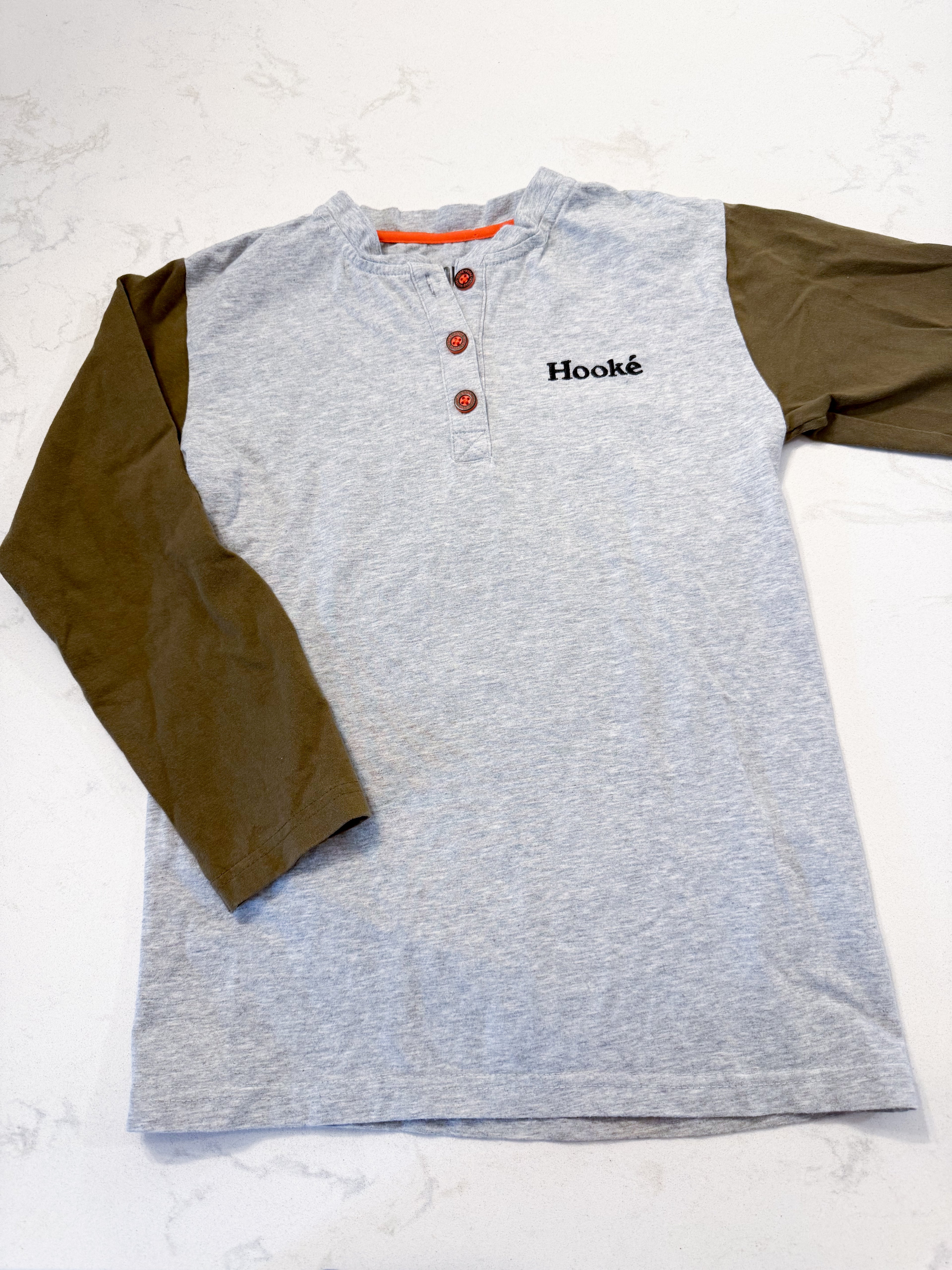 Hooké- 8-10Y- PLAY- grey shirt with olive green sleeves and cabin graphic on the back