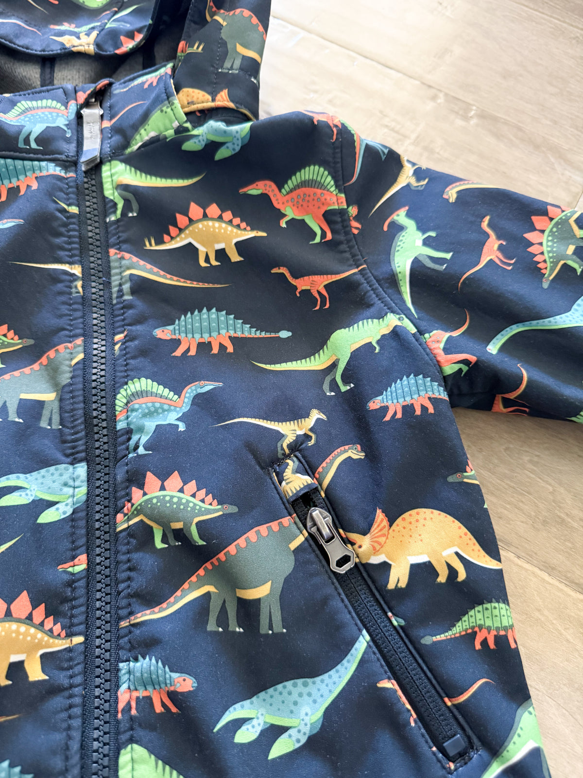 H&M- 1.5-2T- VGUC- softshell navy blue fleece lined jacket with dinosaur pattern