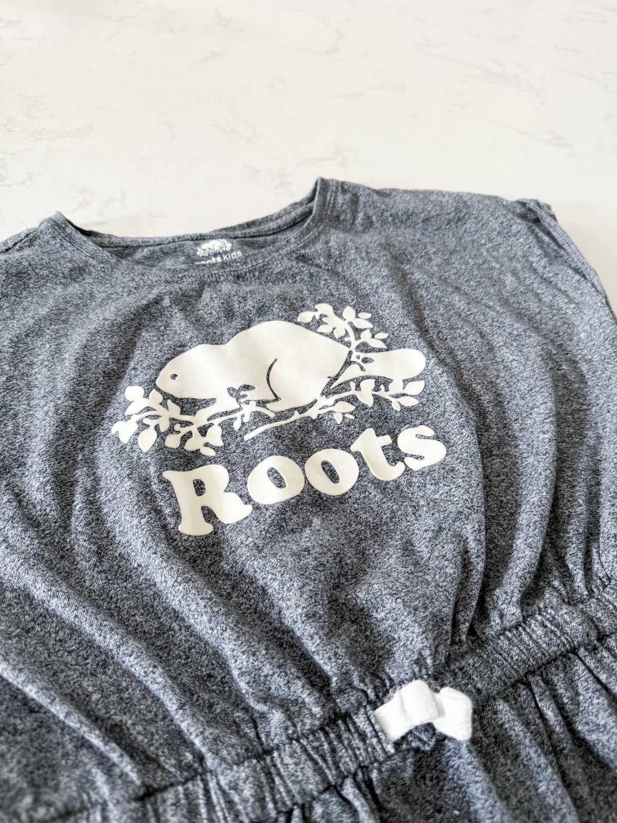 Roots- 9-10Y- VGUC- Grey speckled short sleeve dress with pockets and white logo