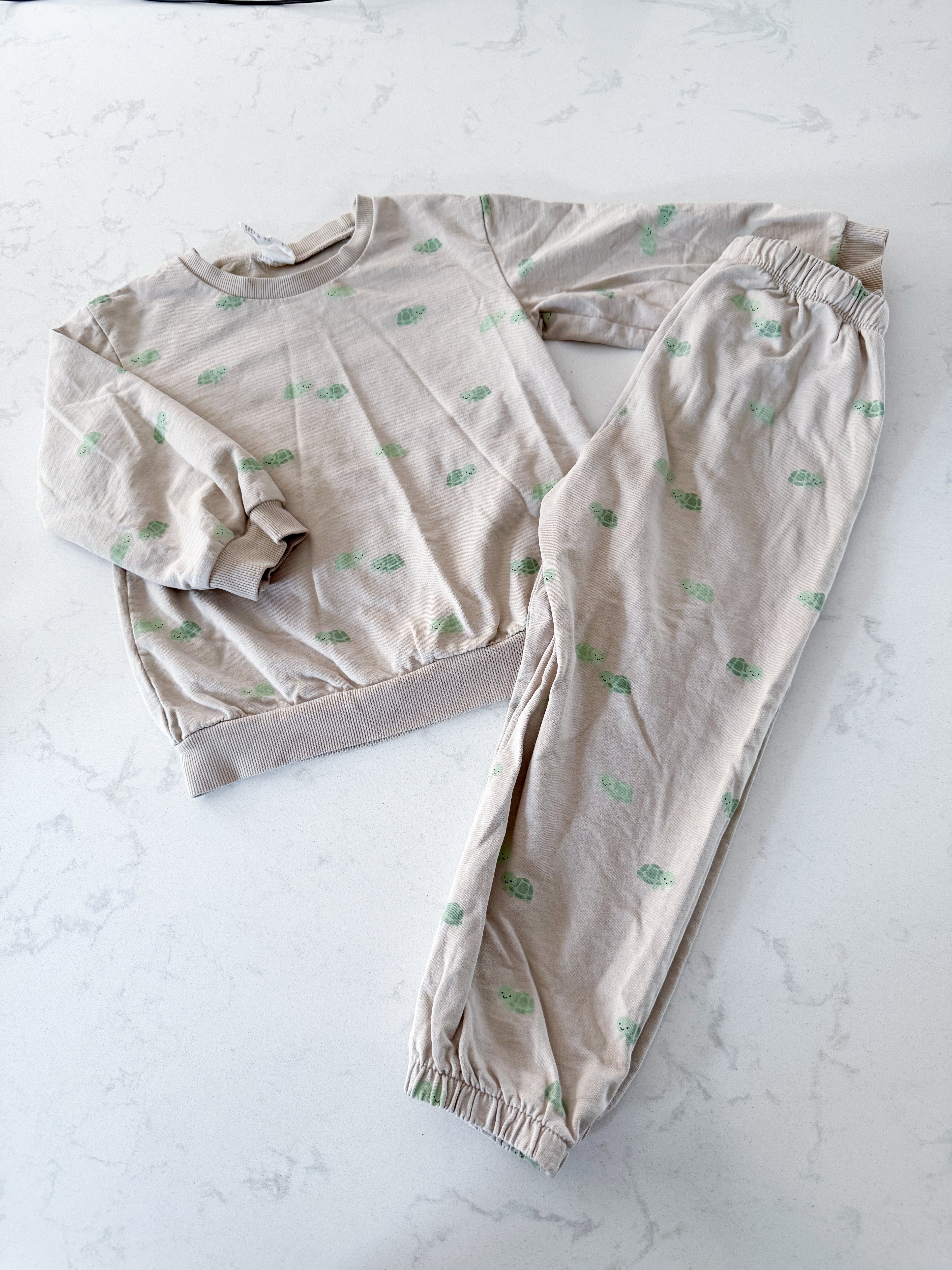 H&M-4T- VGUC- beige sweat set with turtles