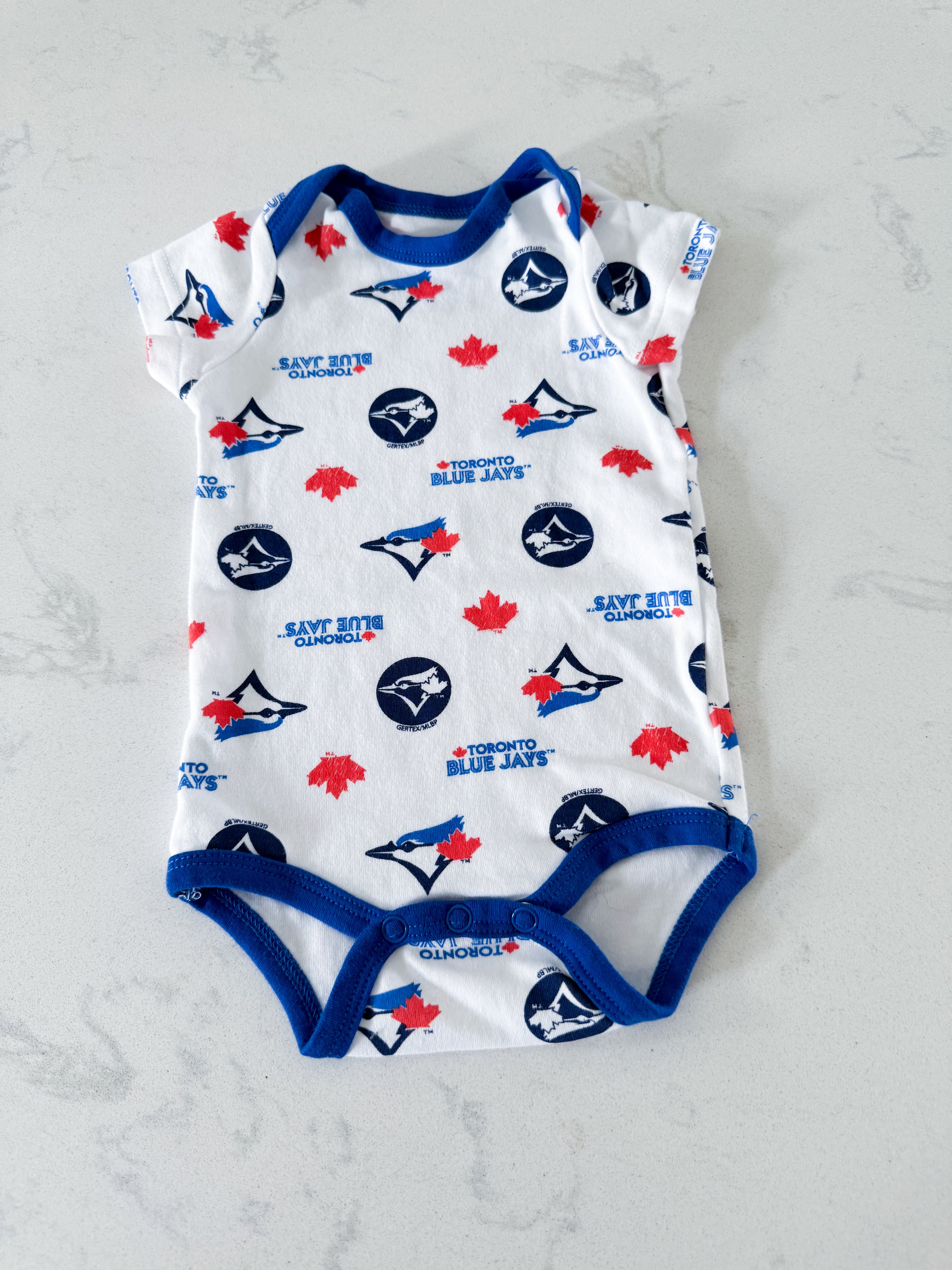 Snugabye- 3m- VGUC- white short sleeve bodysuit with Blue Jays pattern graphic