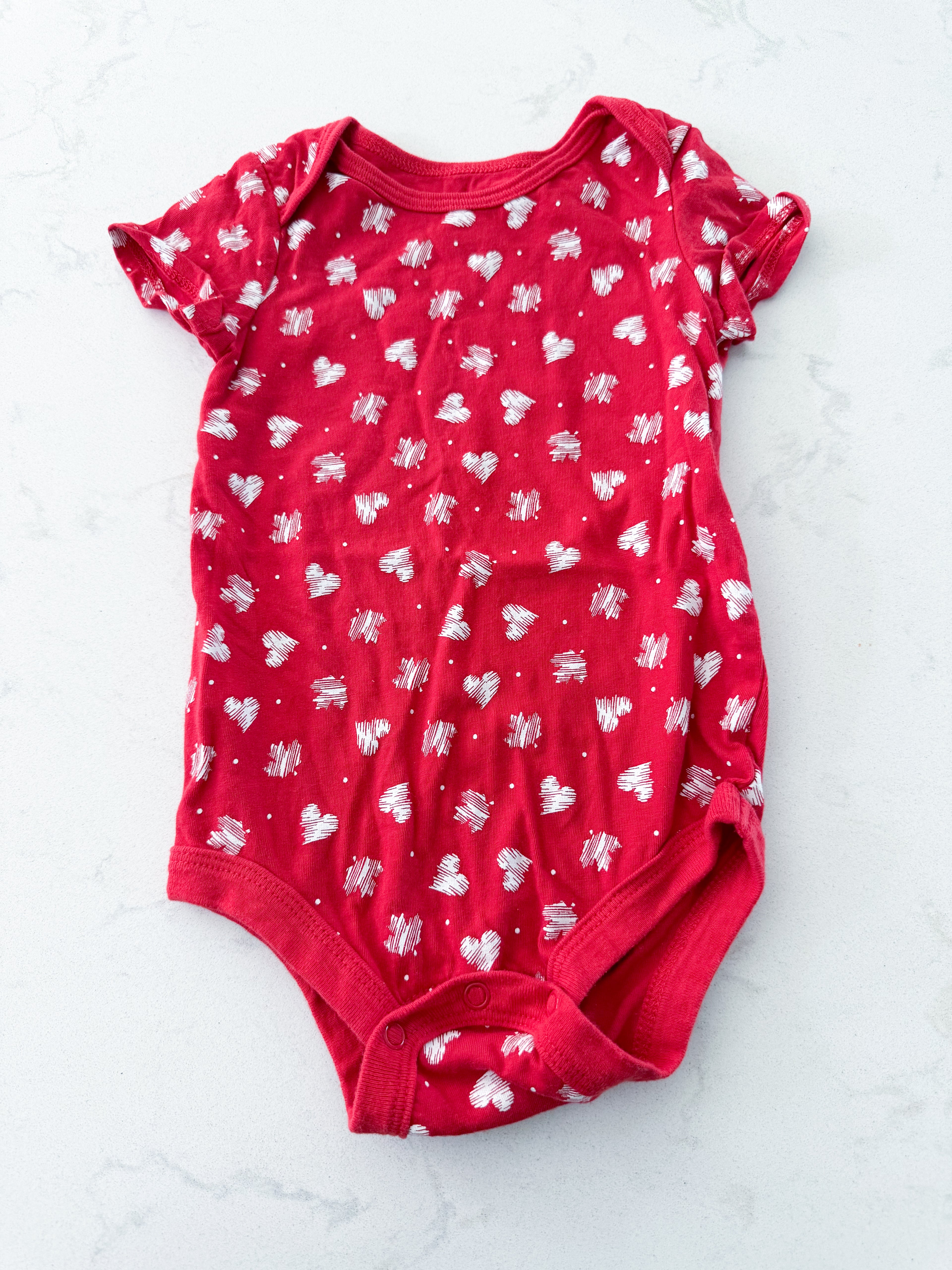 George- 12-18m- GUC- red short sleeve bodysuit with white leaf pattern
