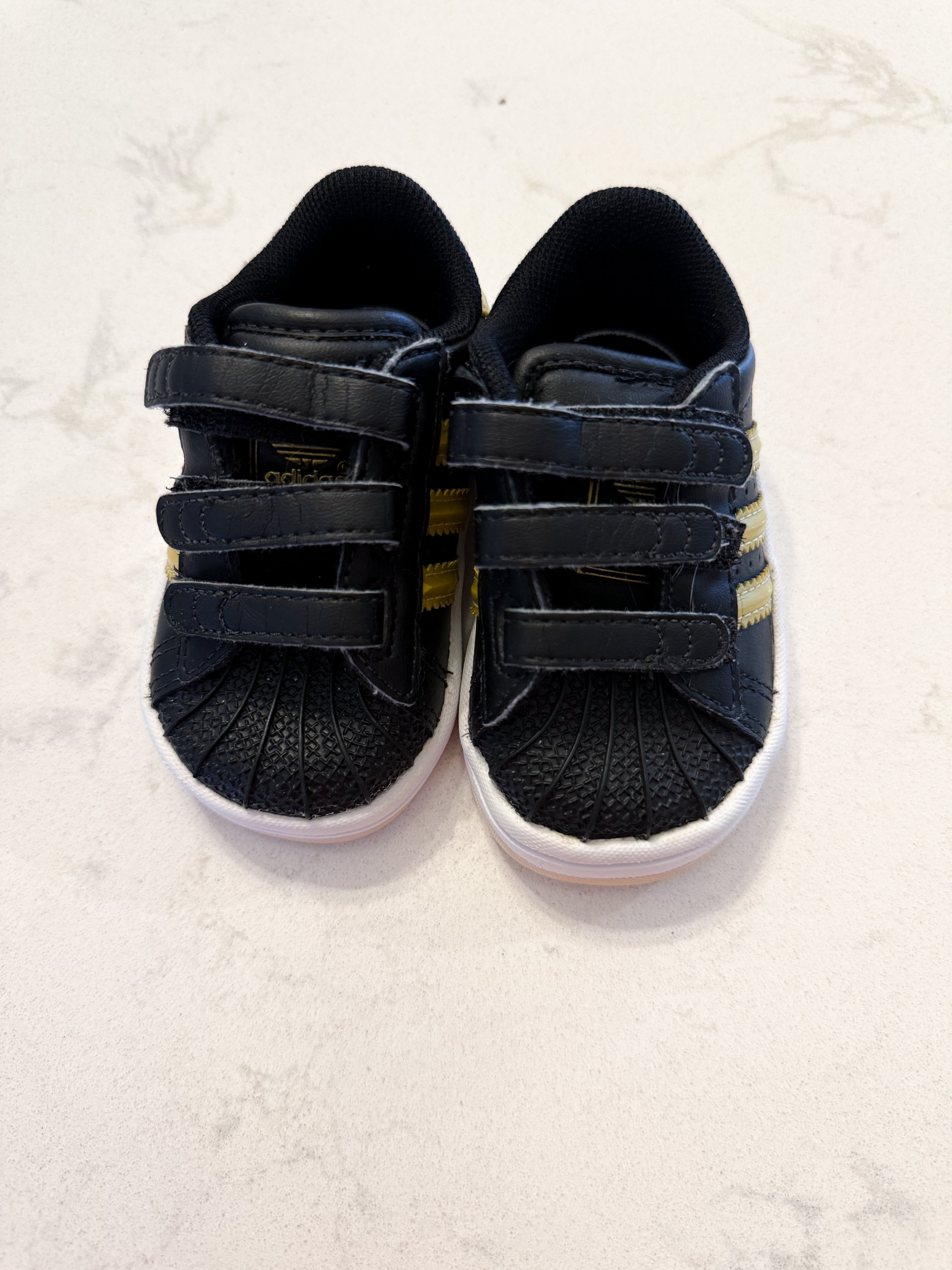 Adidas- 3C- VGUC- black Velcro shoes with gold accents