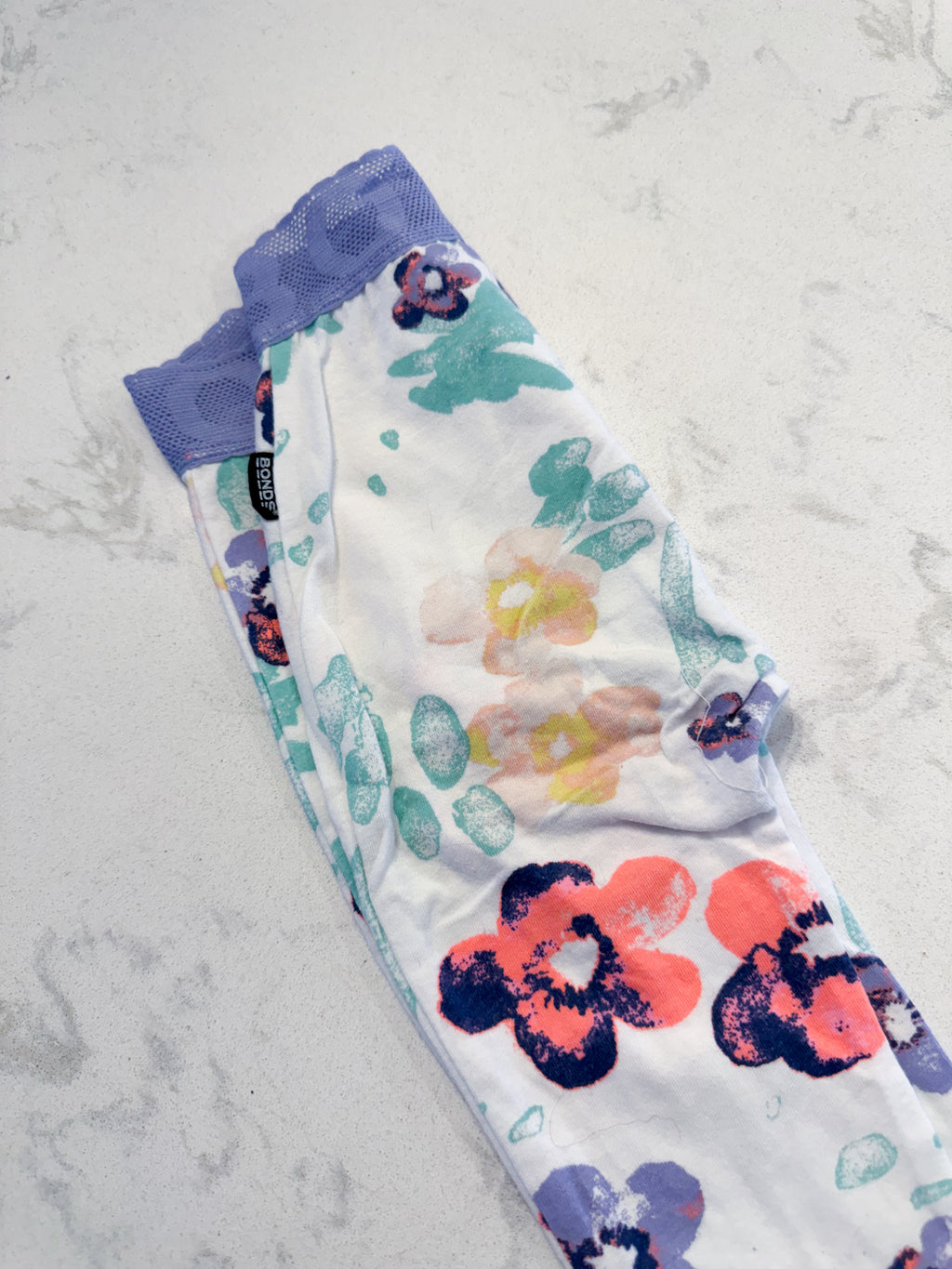 BONDS- 6-12m- GUC- white floral leggings with lace purple waist band