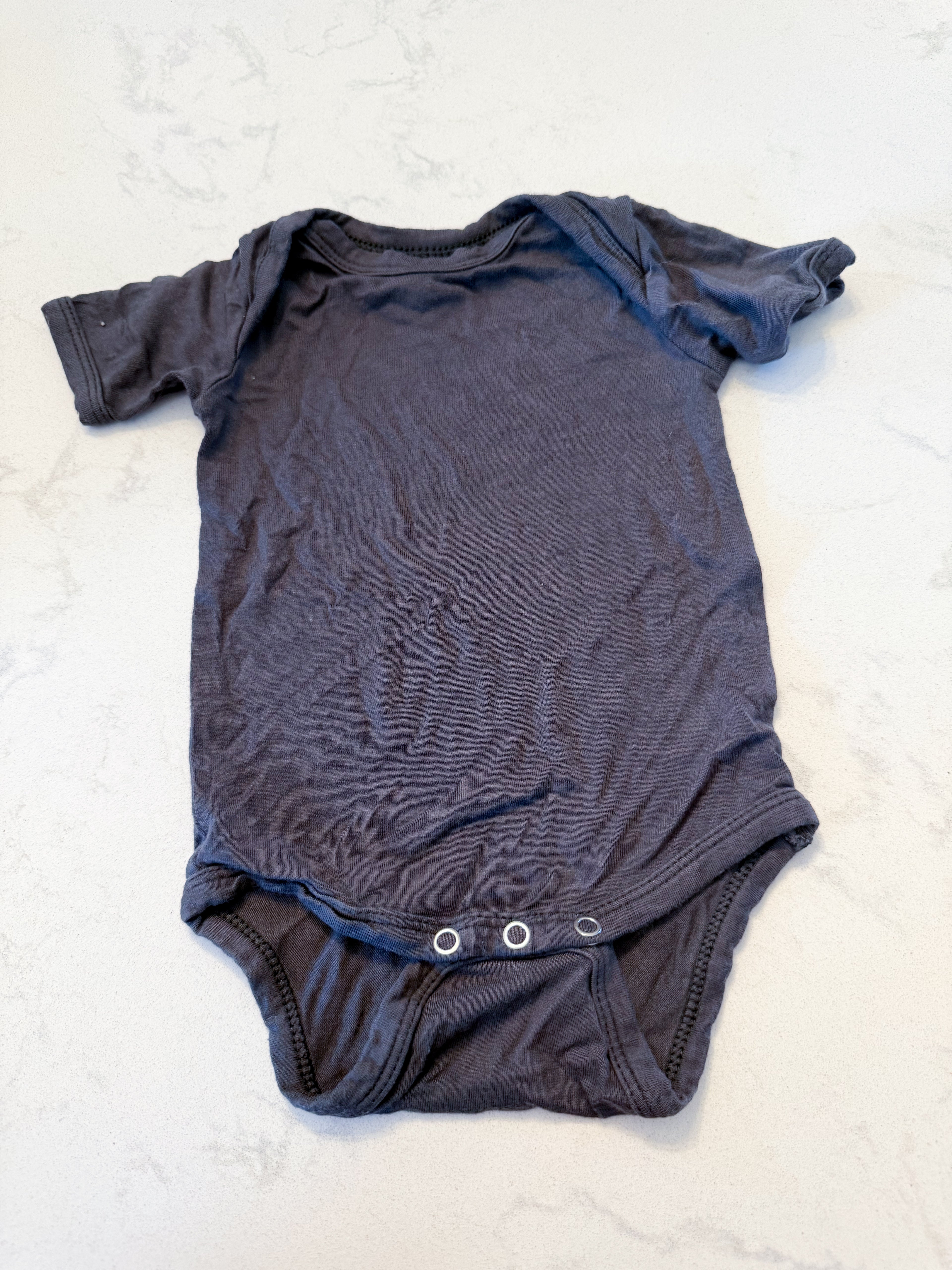 Kate Quinn- 0-3m- GUC- dark grey bamboo short sleeve bodysuit