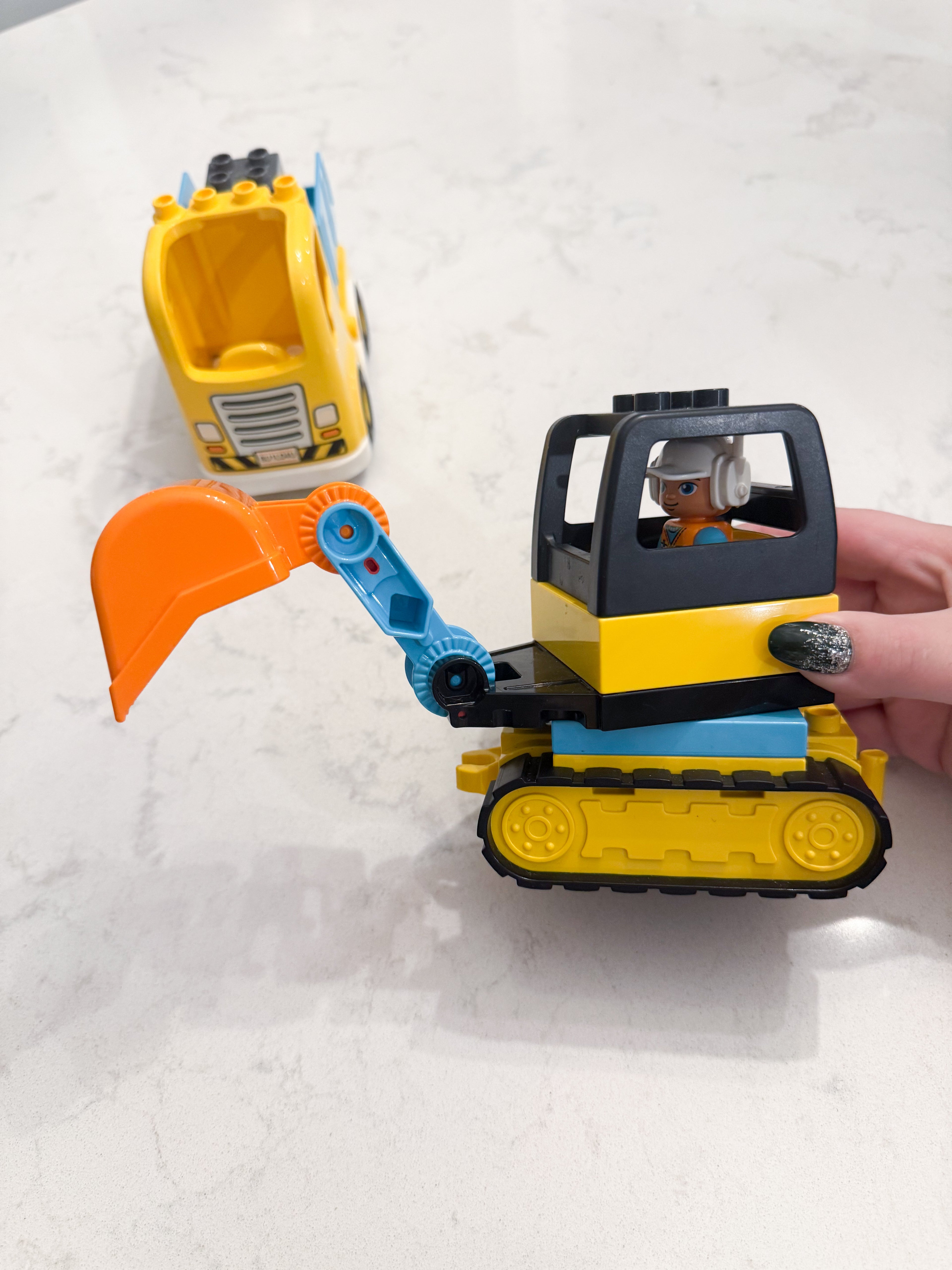 Duplo- Construction set- VGUC ** missing one figure**