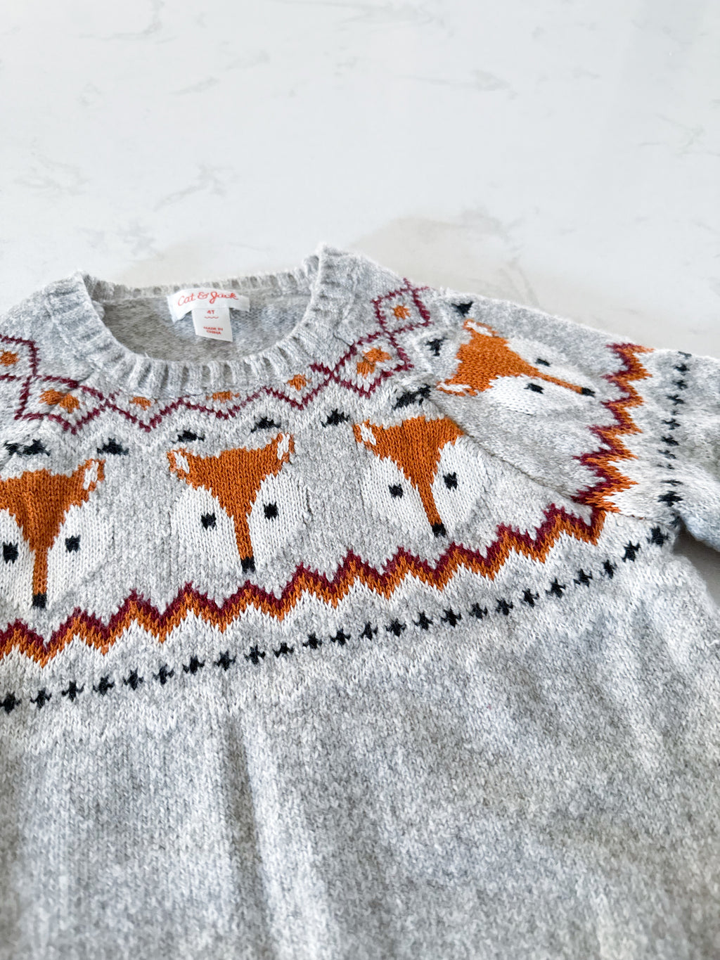 Cat and Jack-4T- VGUC- Grey knit sweater with foxes
