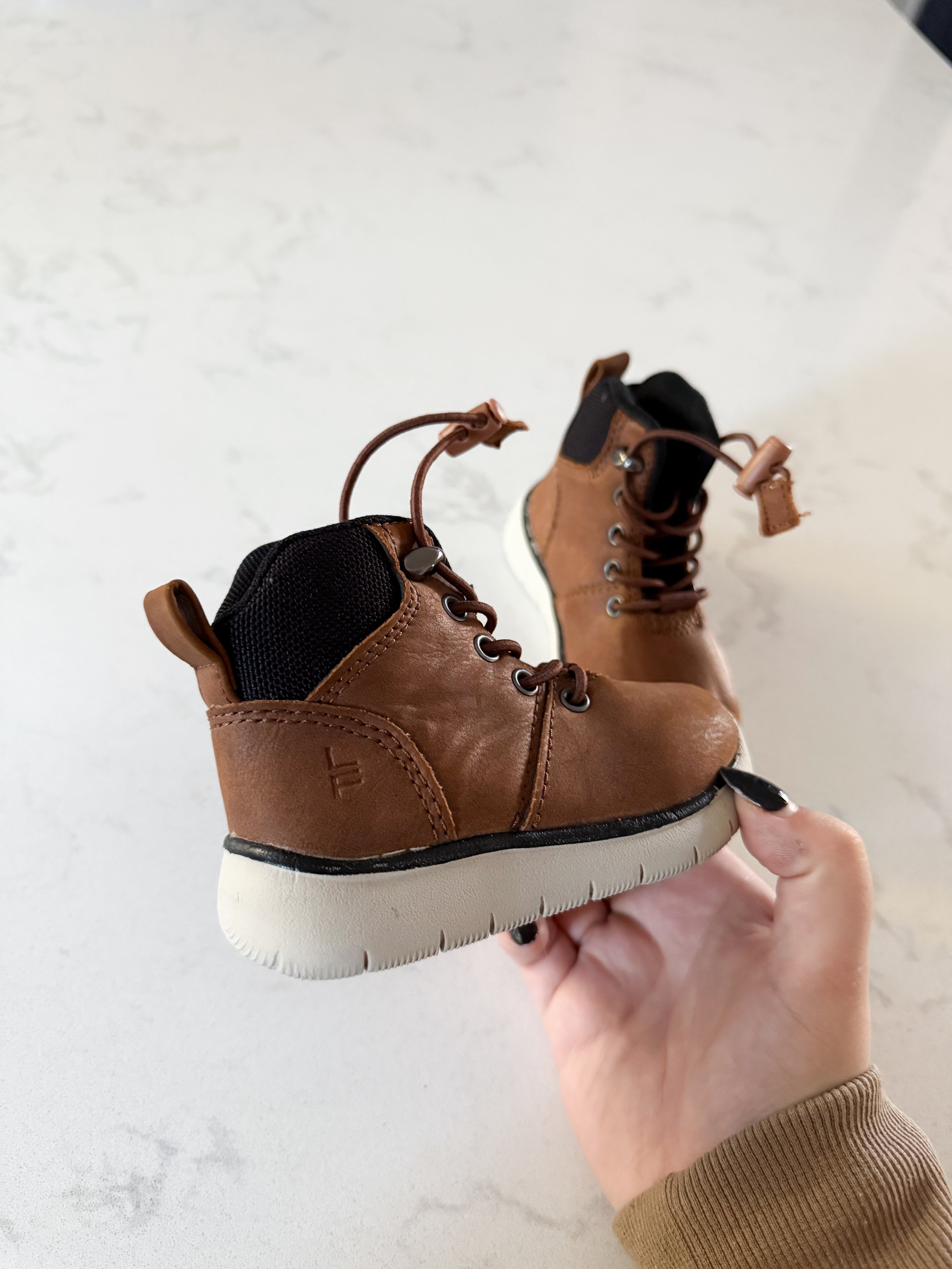 London Fog- 5C- VGUC- brown elastic lace fall boots